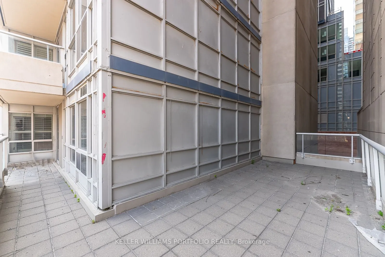 250 Wellington Street W, #332