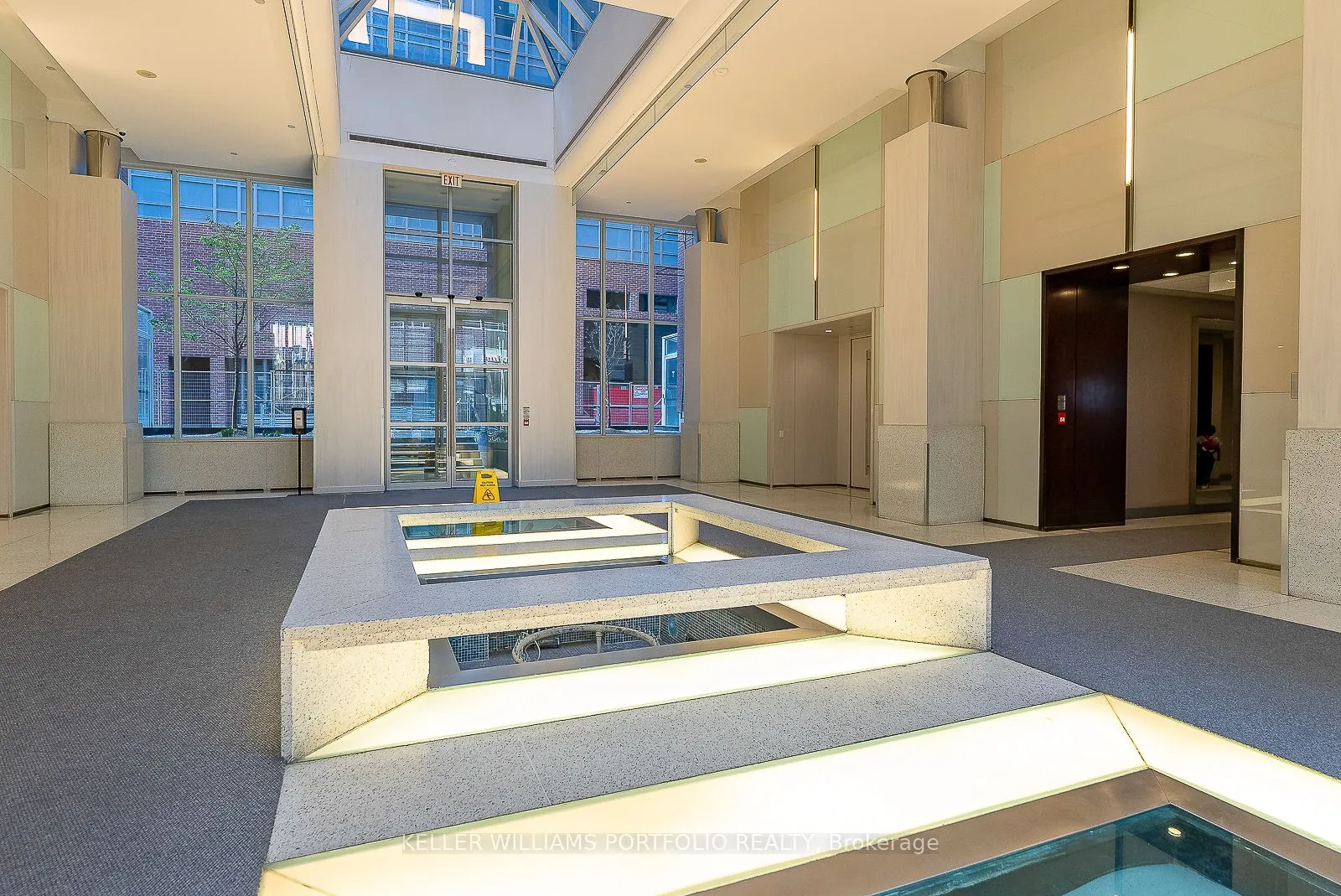 250 Wellington Street W, #332