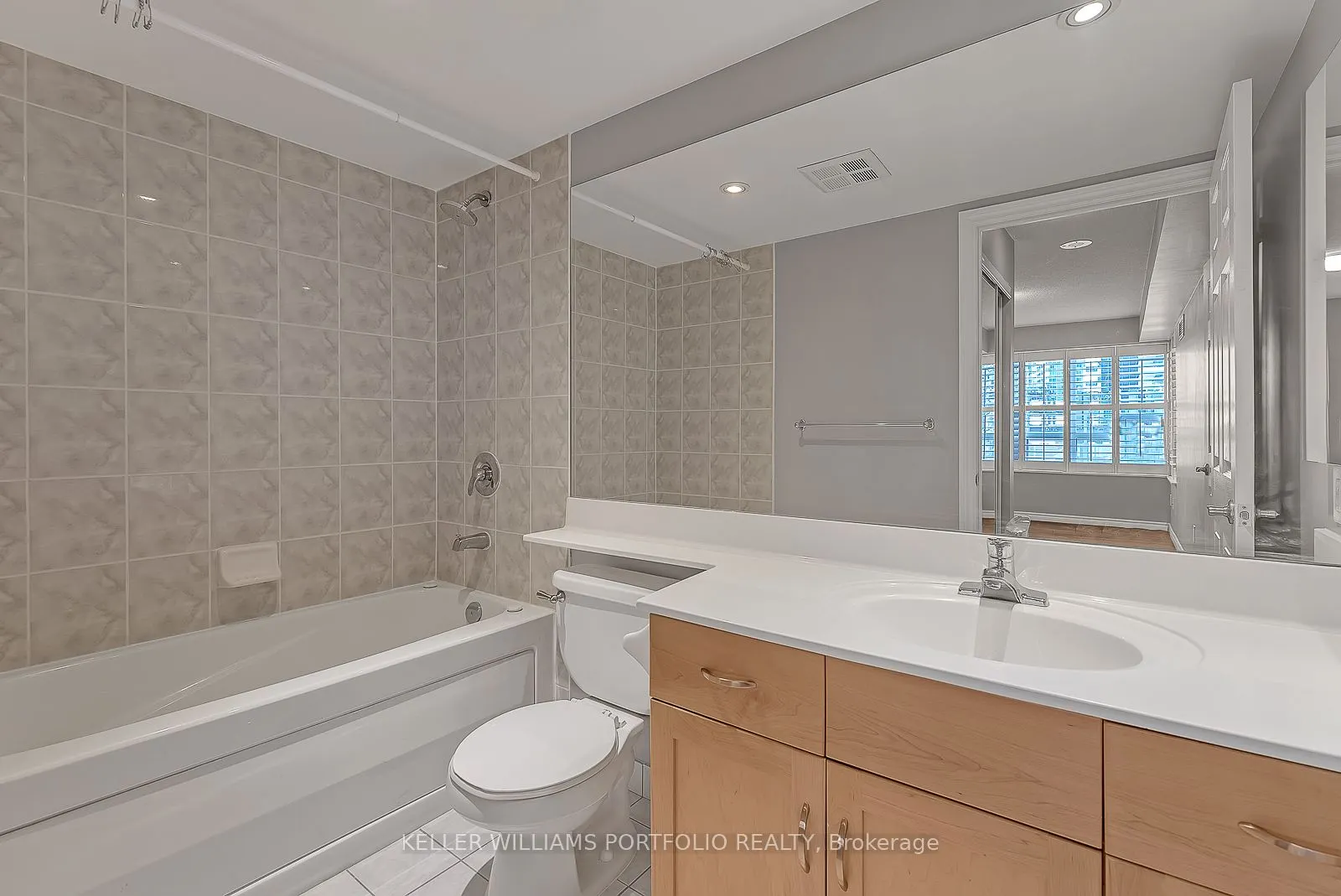 250 Wellington Street W, #332