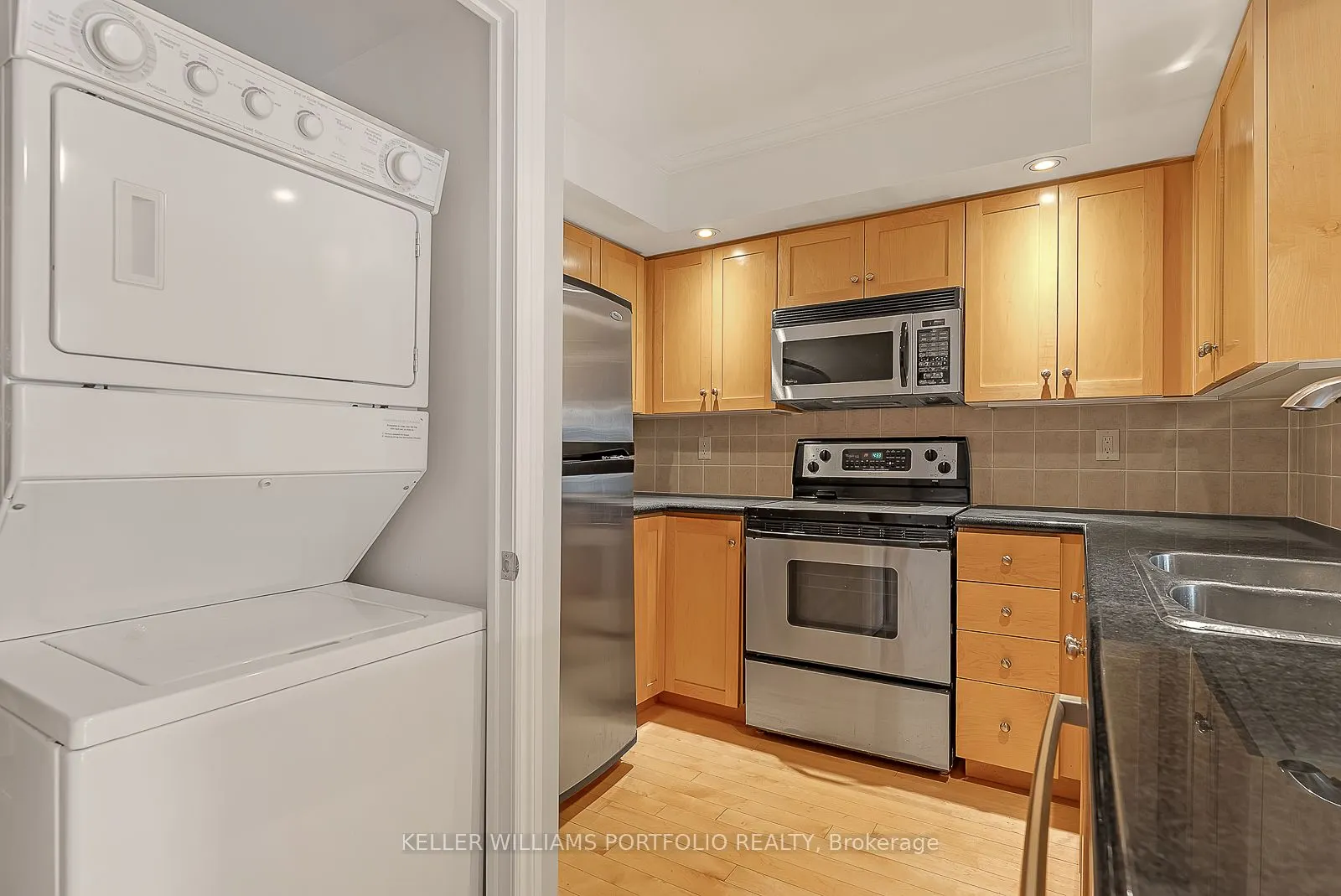 250 Wellington Street W, #332