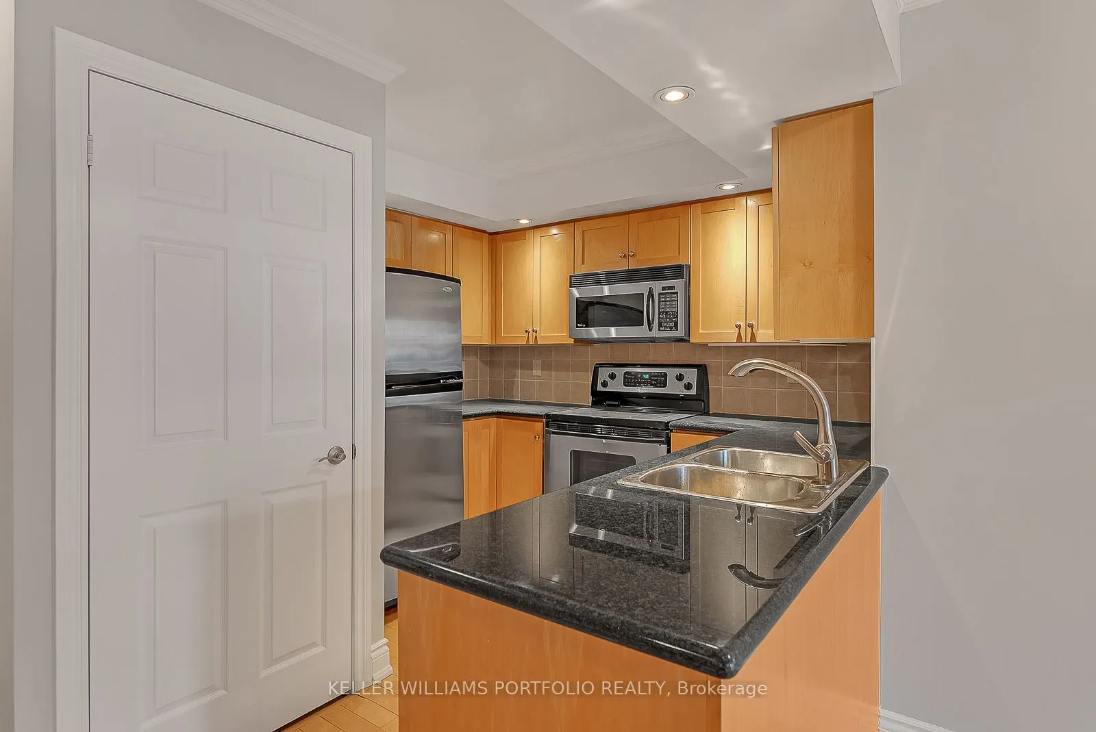 250 Wellington Street W, #332