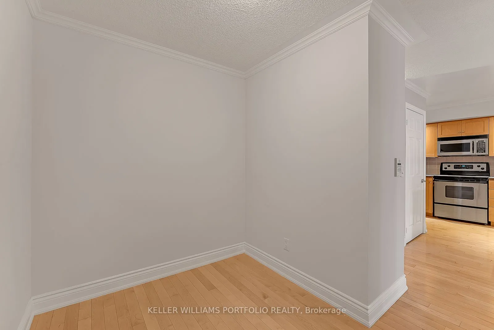 250 Wellington Street W, #332