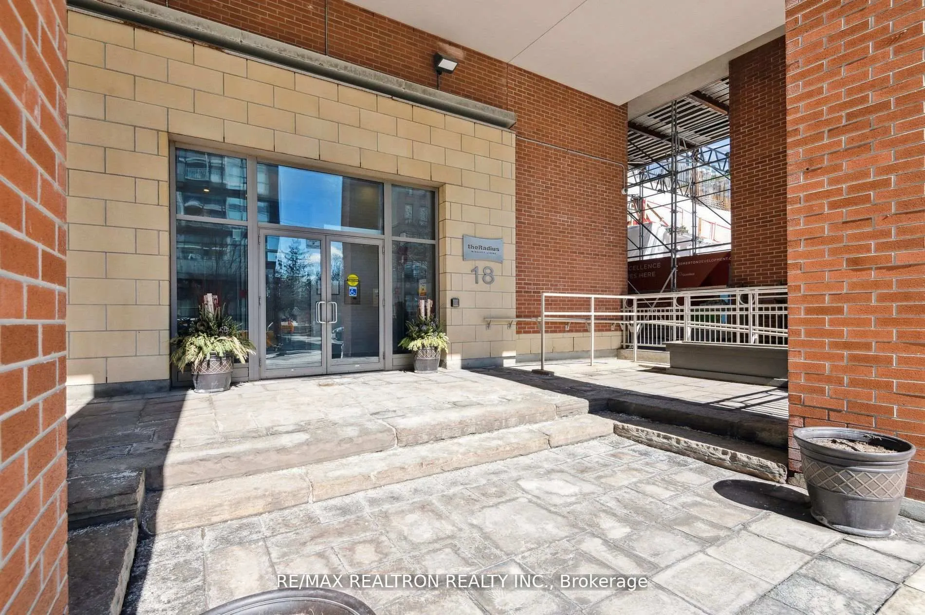 18 Merton Street, #906