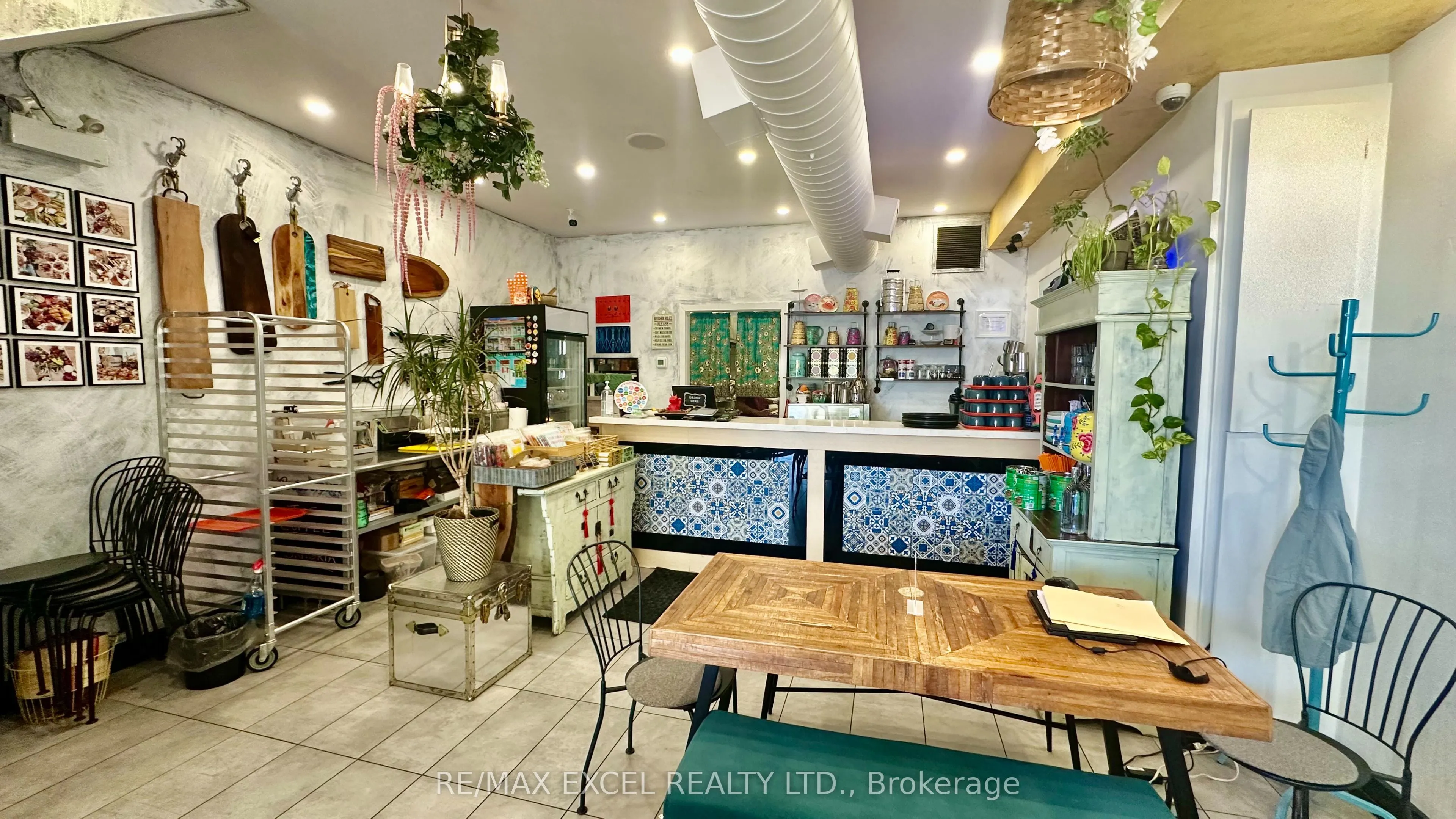 713 College St Street