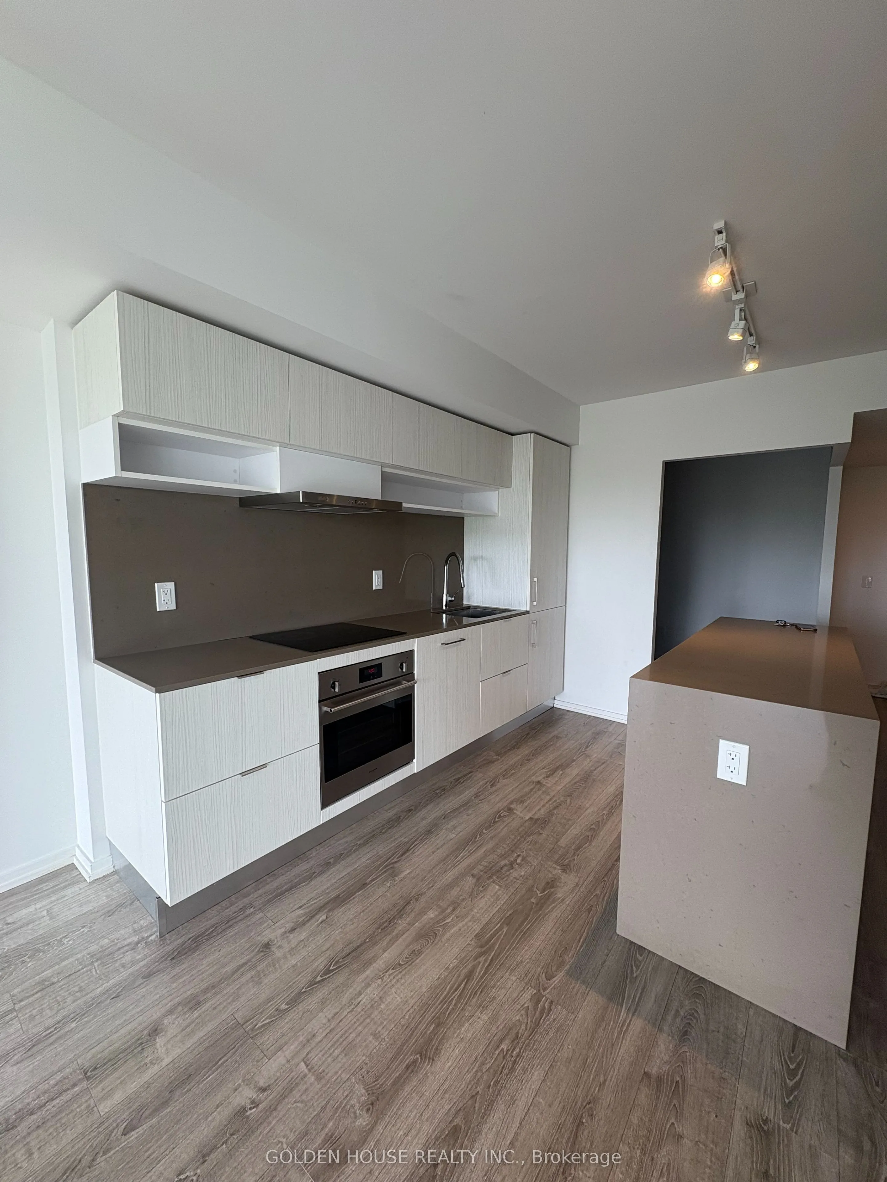 8 Hillsdale Avenue E, #735