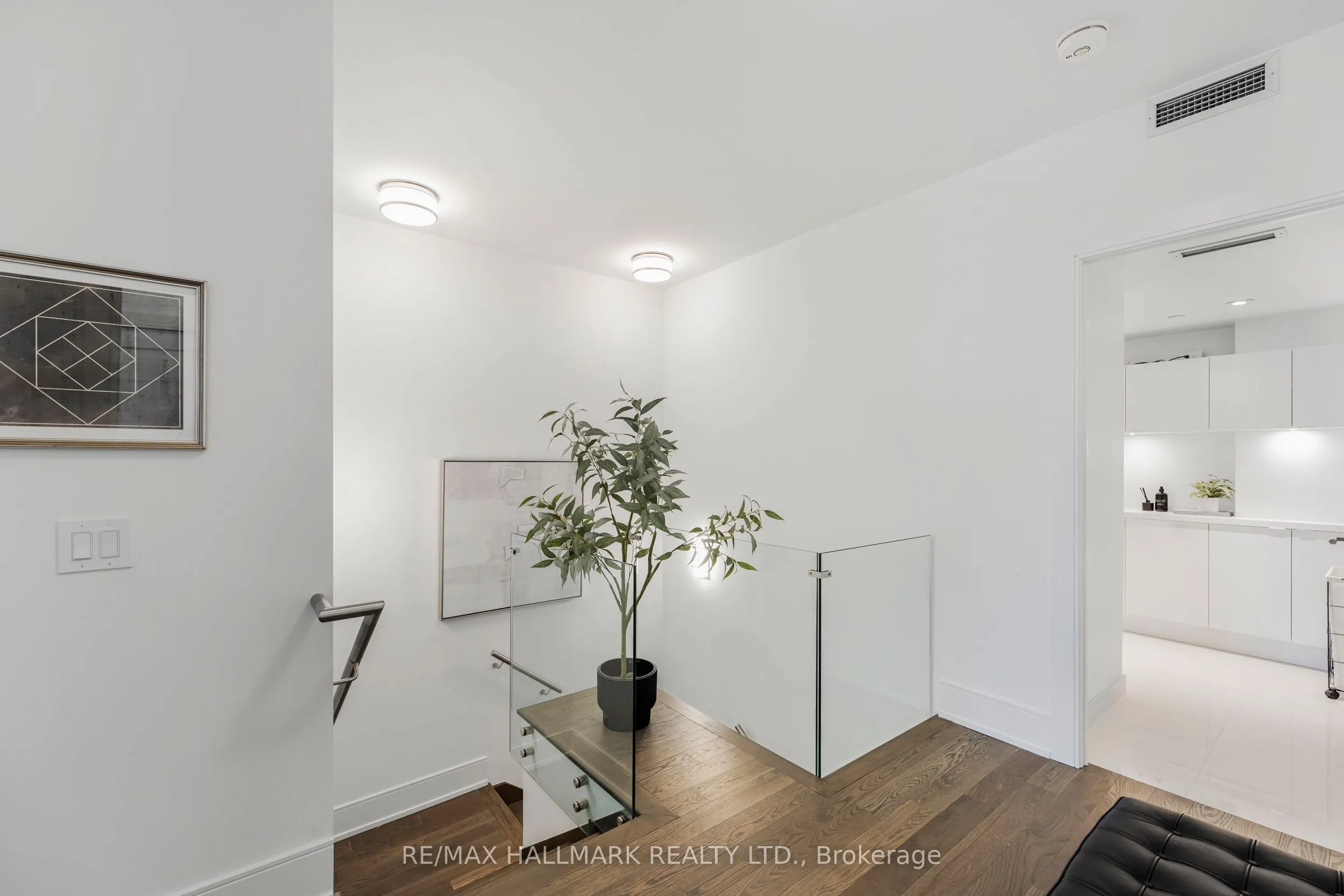 480 Front Street W, #516