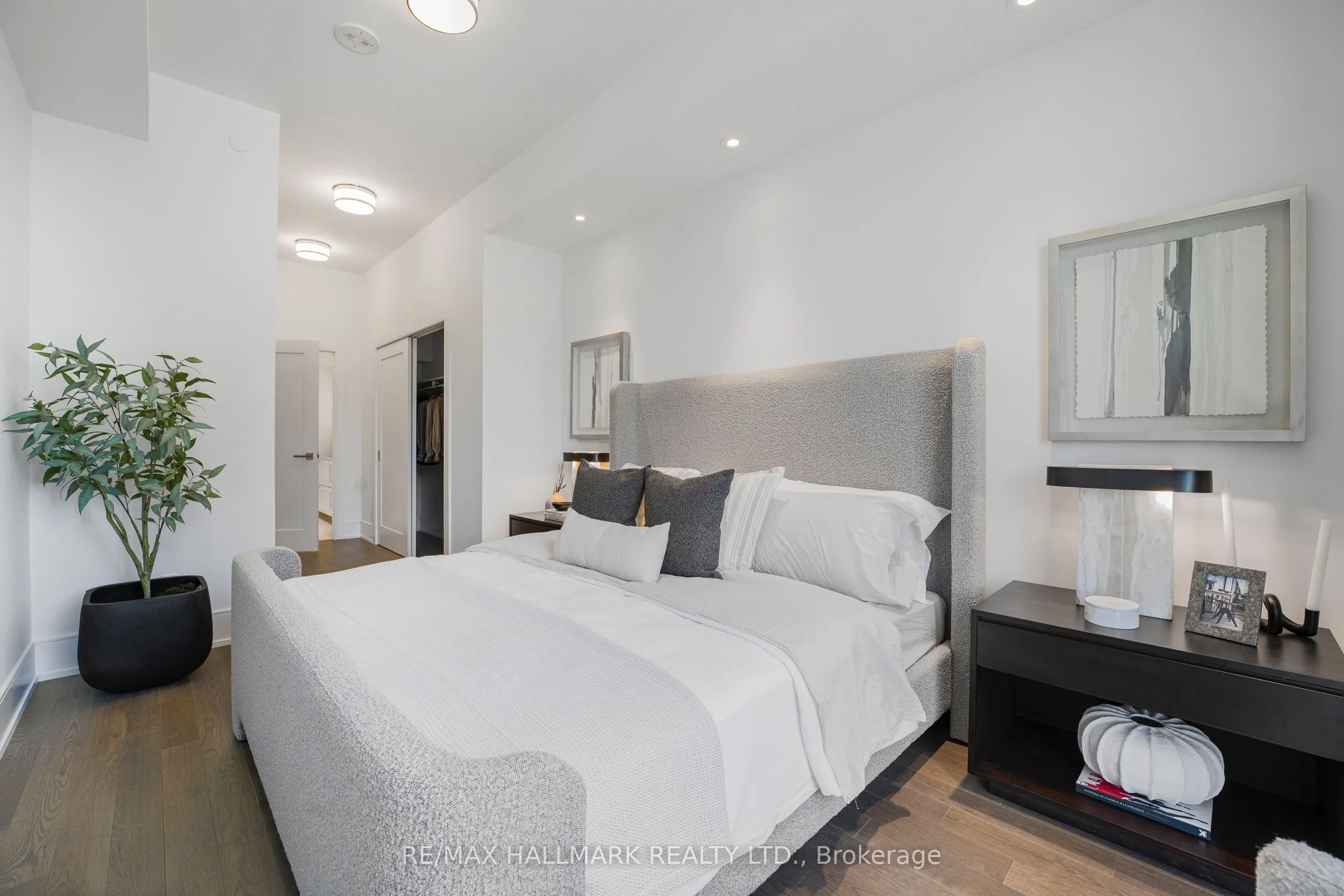 480 Front Street W, #516
