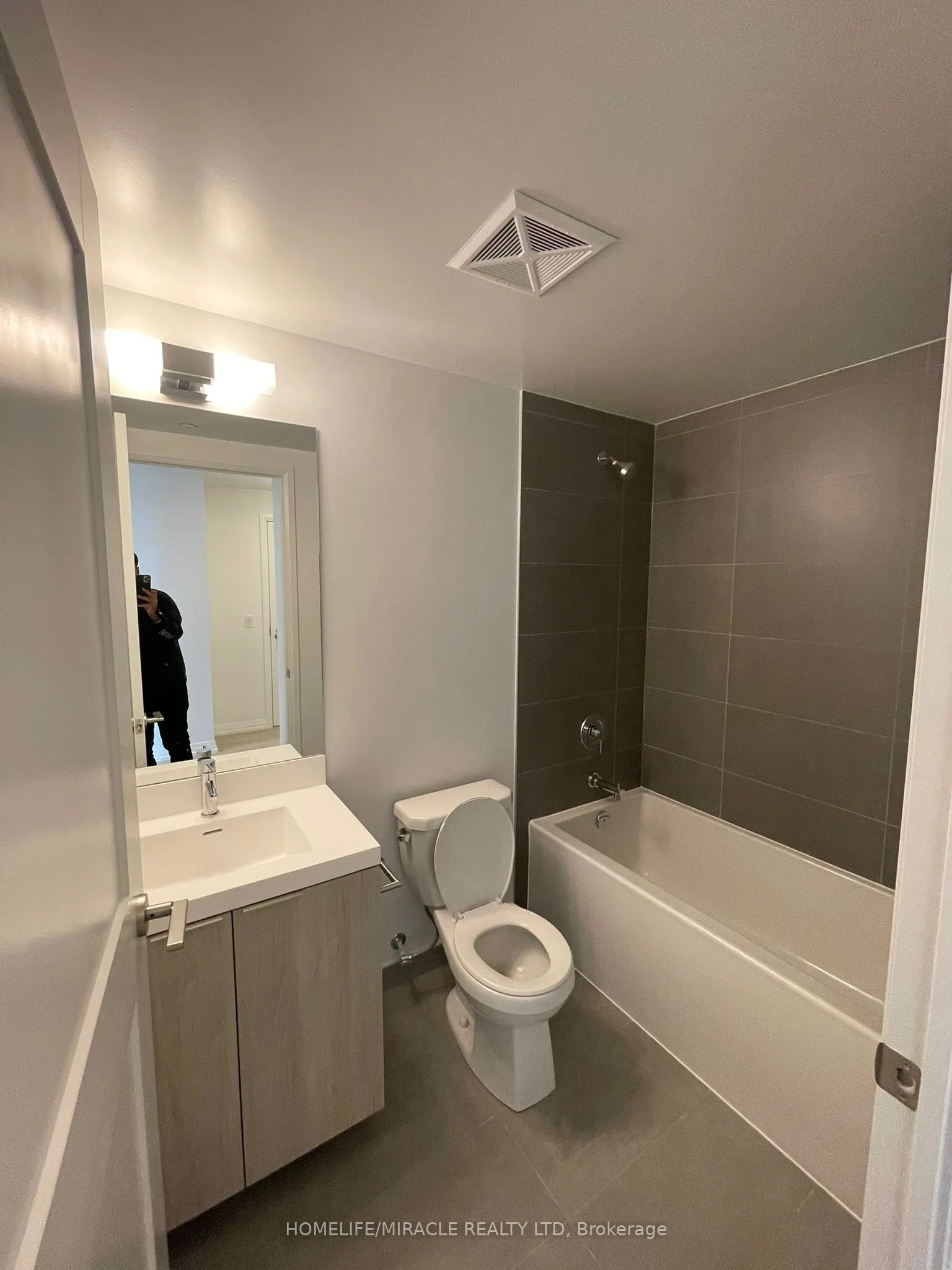 28 Widmer Street, #3528