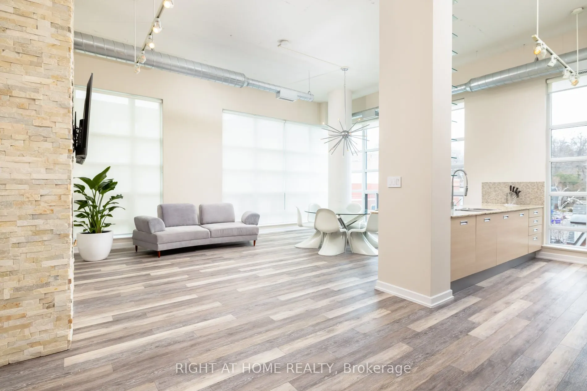 380 Macpherson Avenue, #306