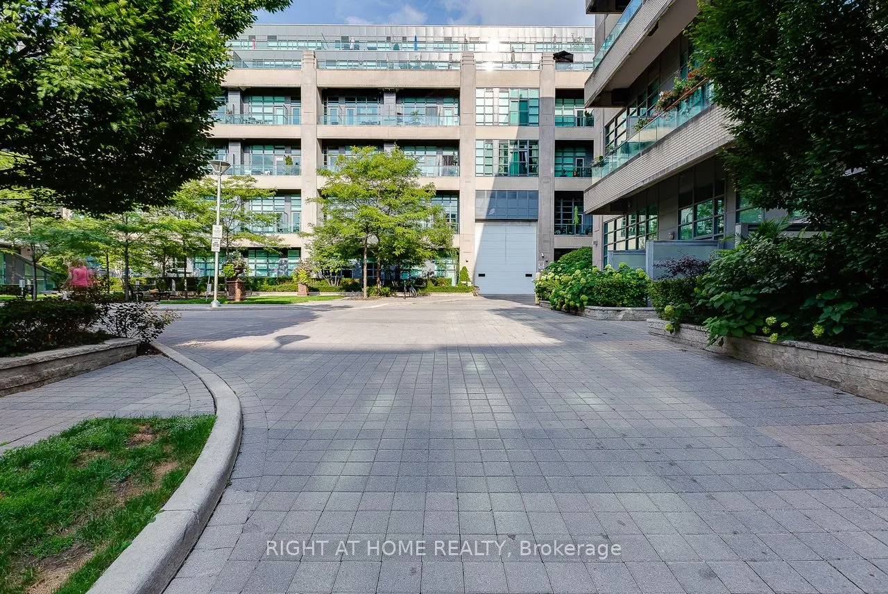380 Macpherson Avenue, #306