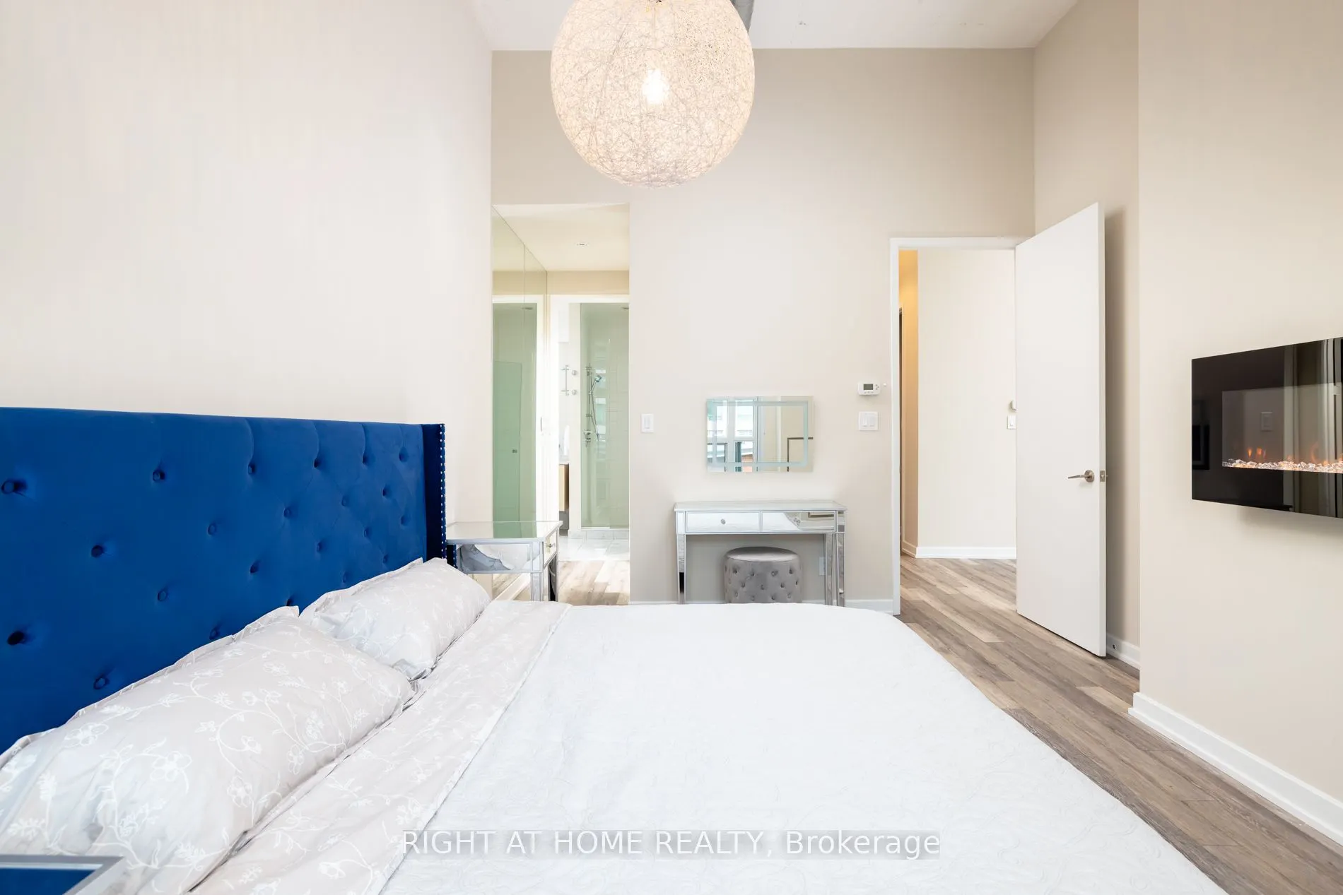 380 Macpherson Avenue, #306