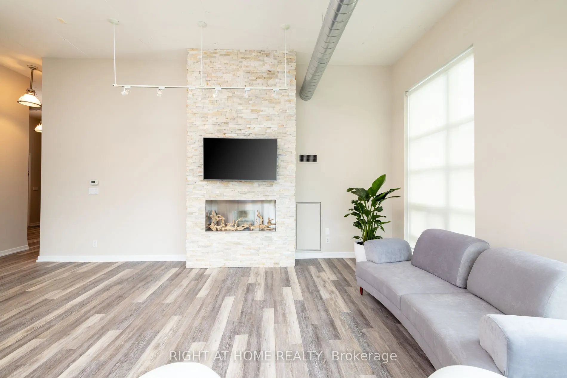 380 Macpherson Avenue, #306