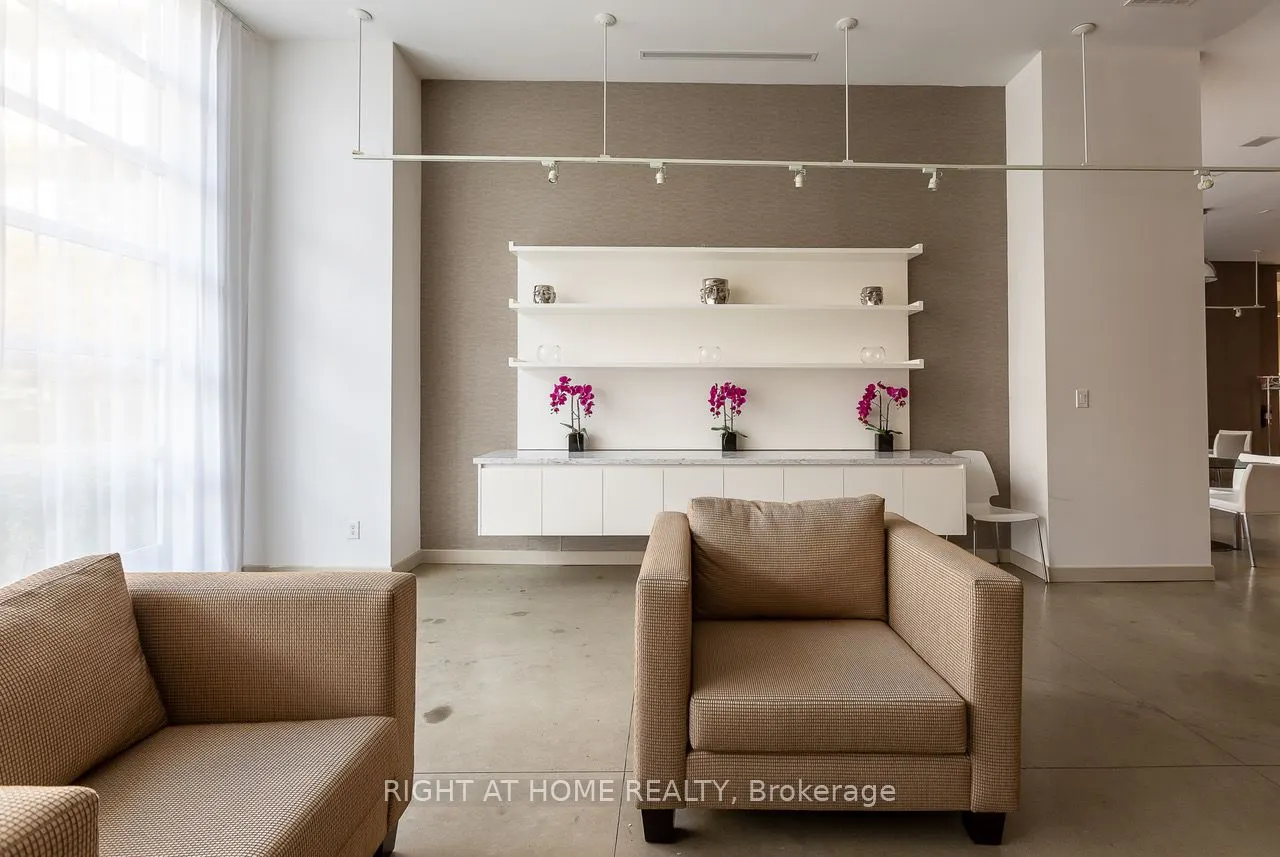 380 Macpherson Avenue, #306