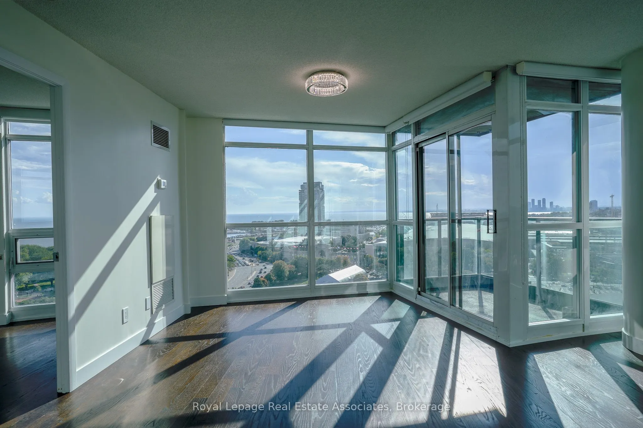 231 Fort York Boulevard, #1904
