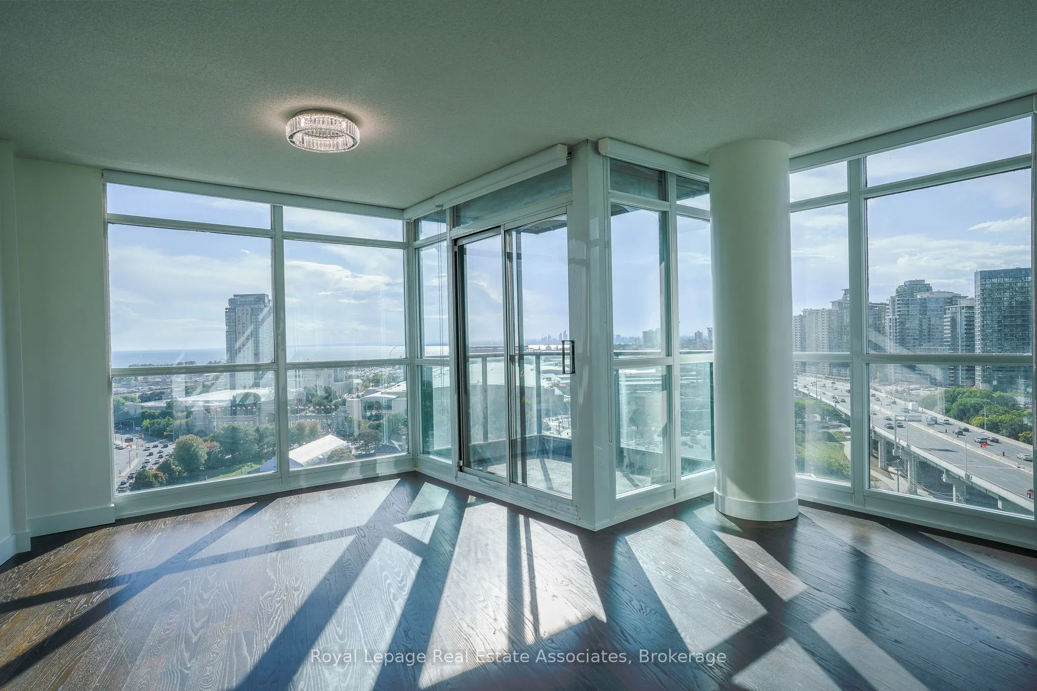 231 Fort York Boulevard, #1904