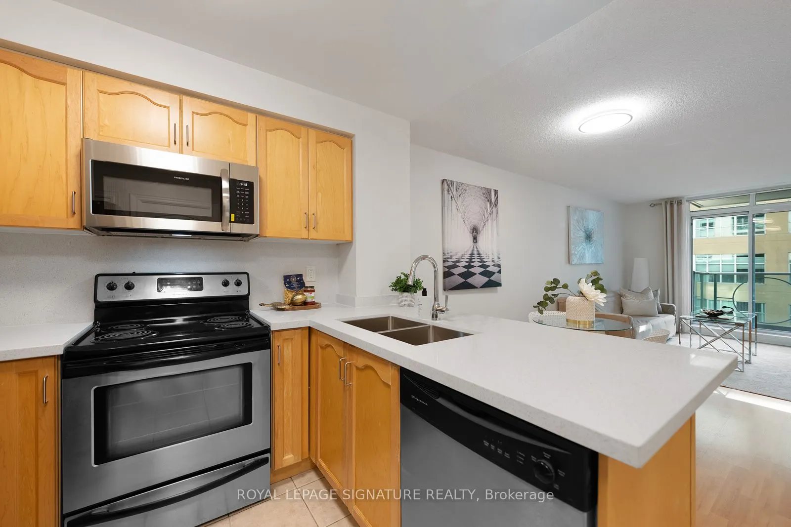212 Eglinton Avenue E, #605