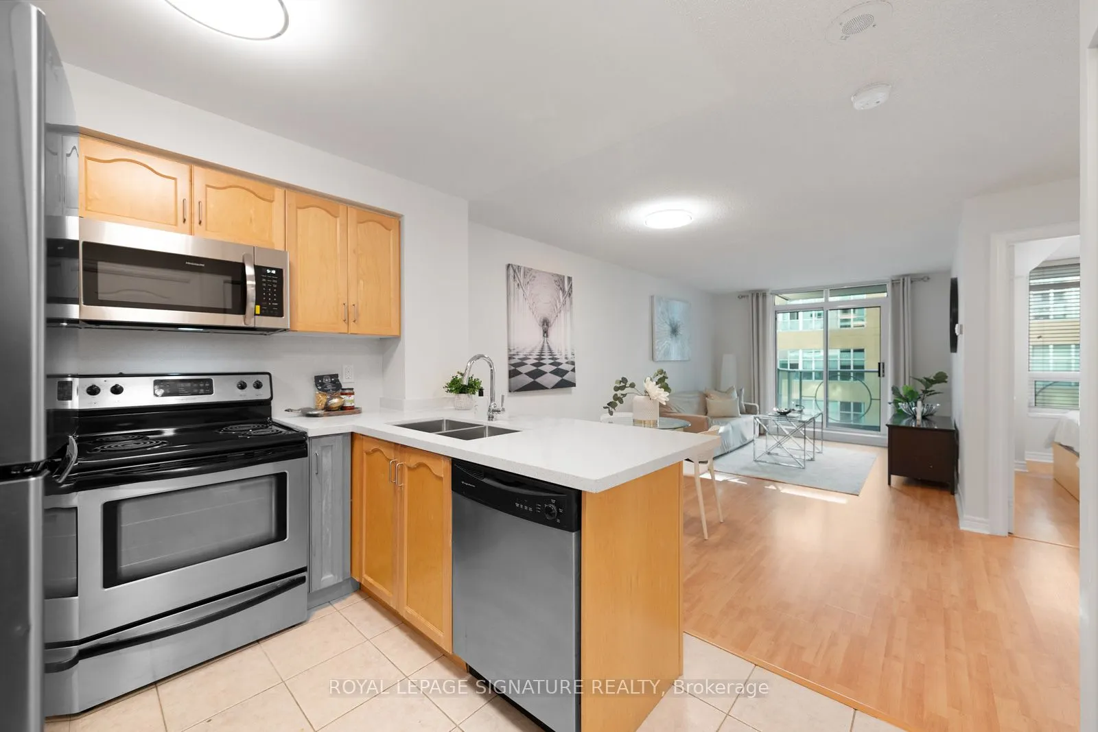 212 Eglinton Avenue E, #605