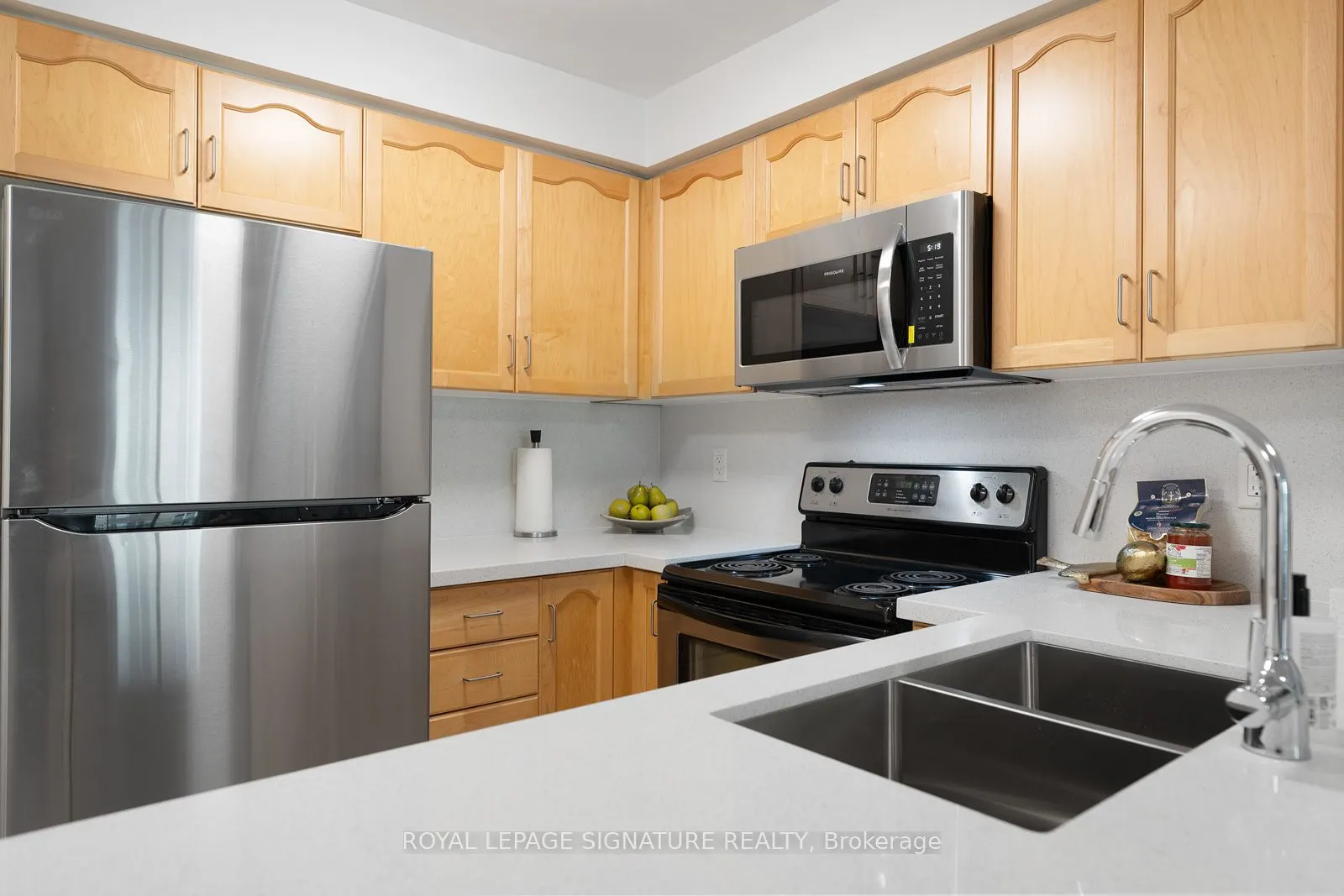 212 Eglinton Avenue E, #605