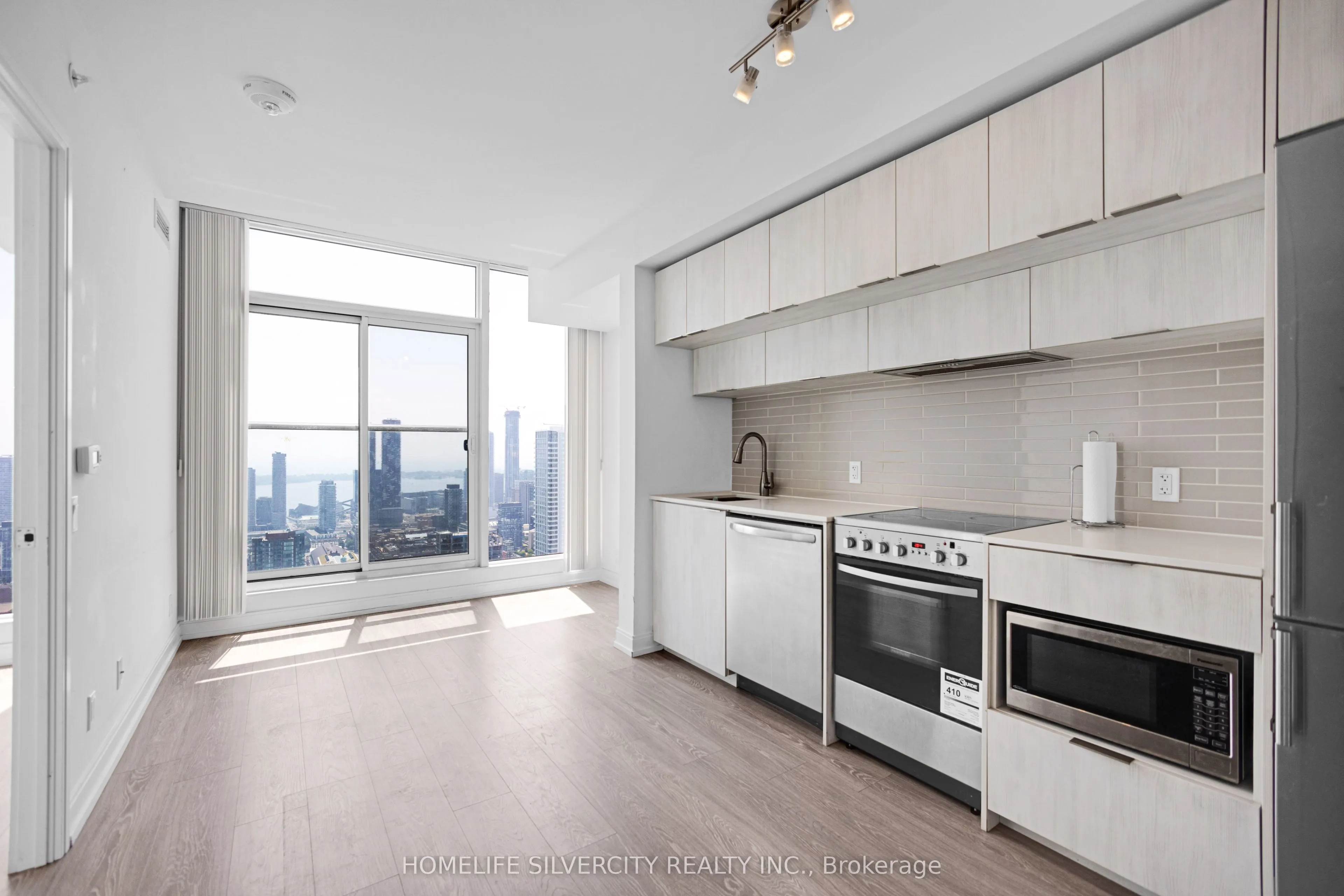 181 Dundas Street E, #Ph8