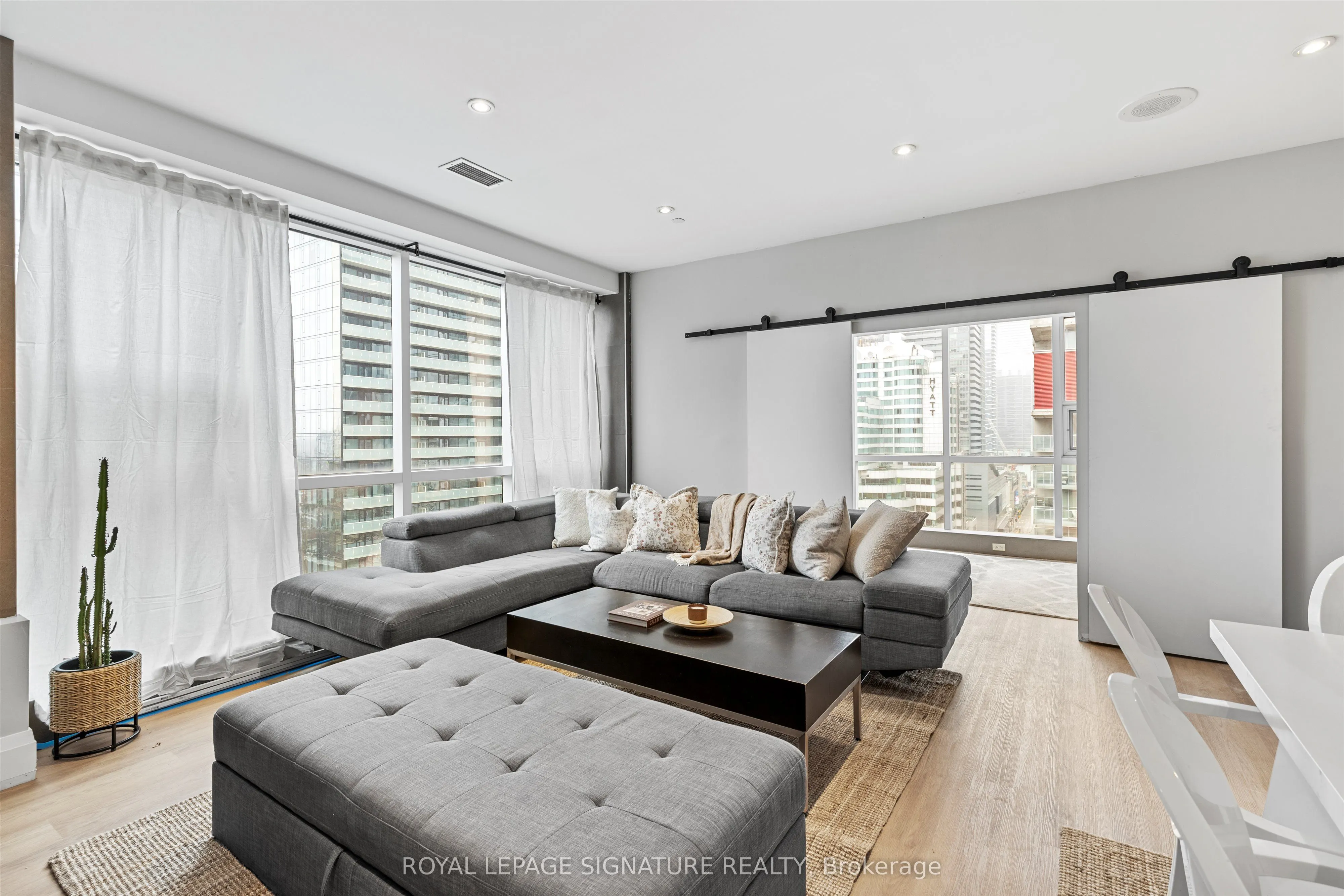 393 King Street W, #1201