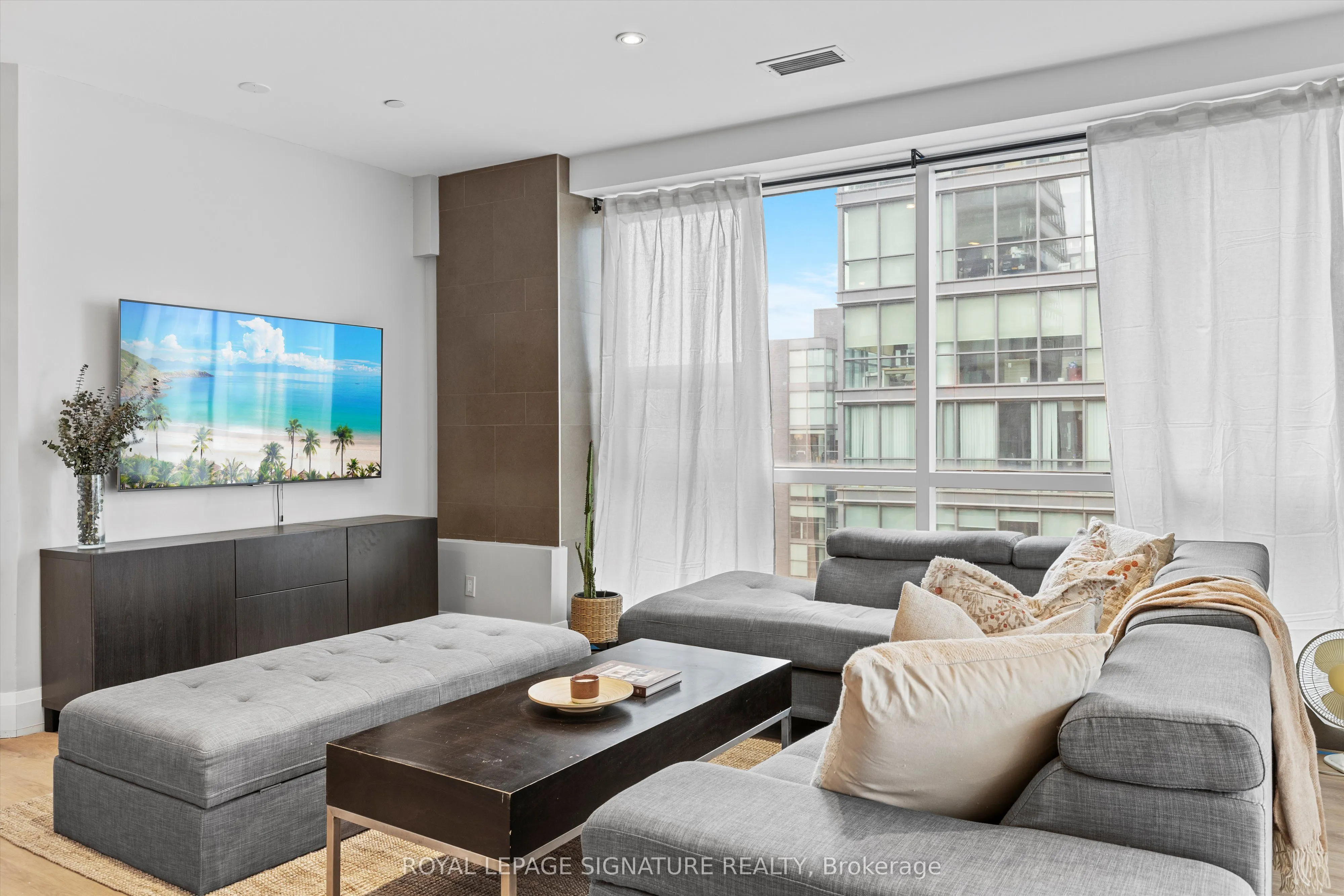 393 King Street W, #1201