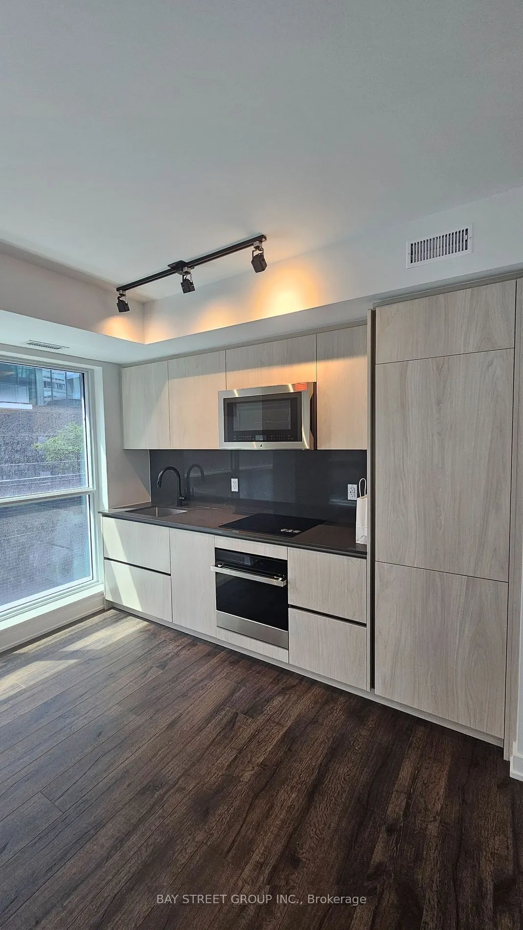 327 King Street W, #703