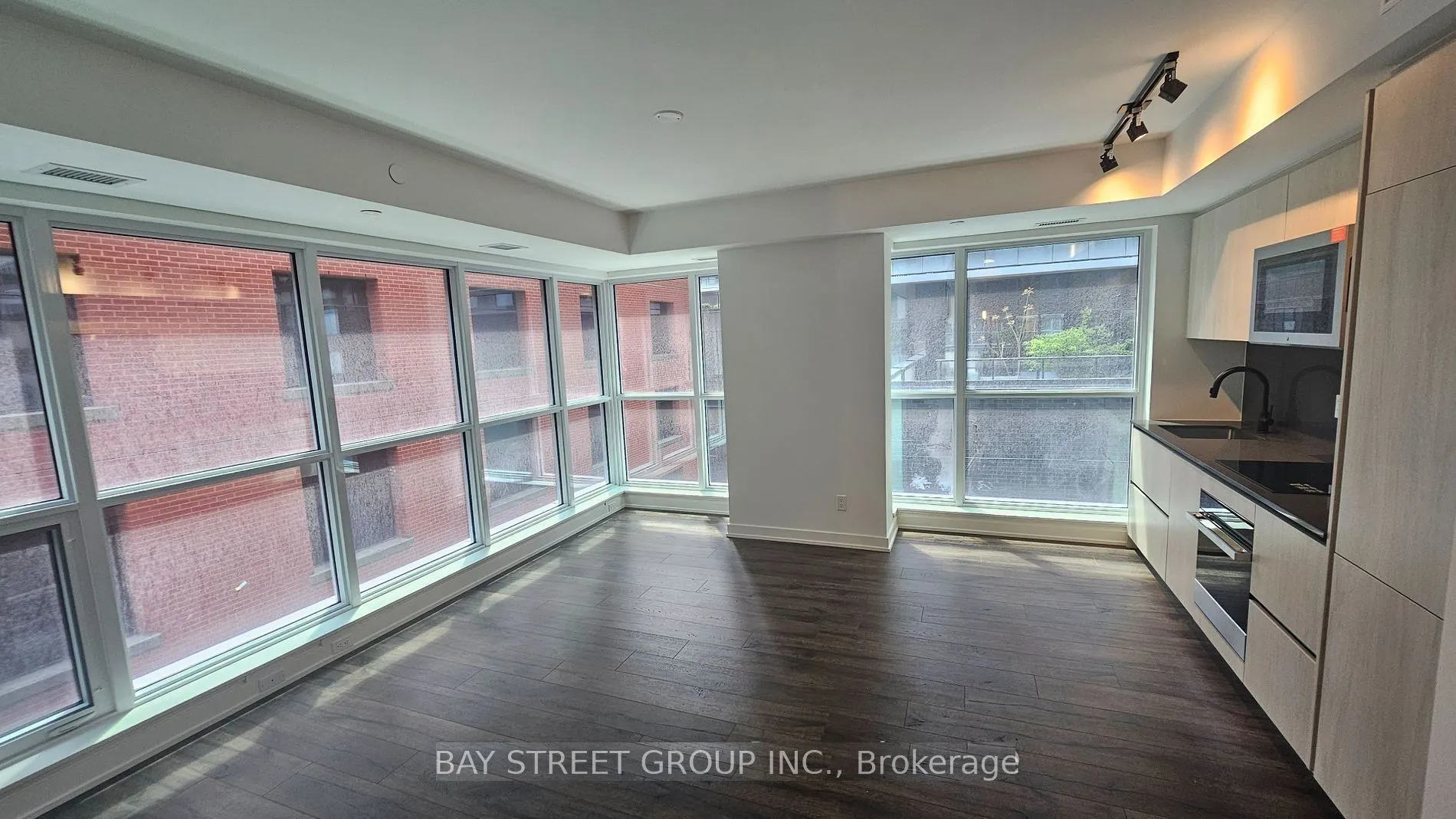 327 King Street W, #703