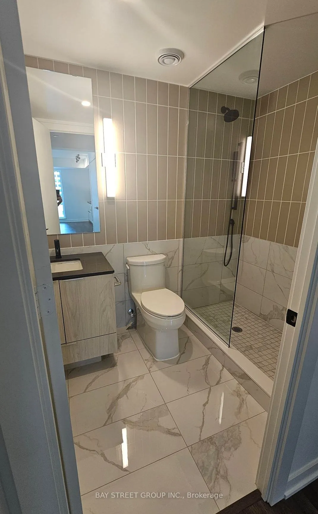 327 King Street W, #702