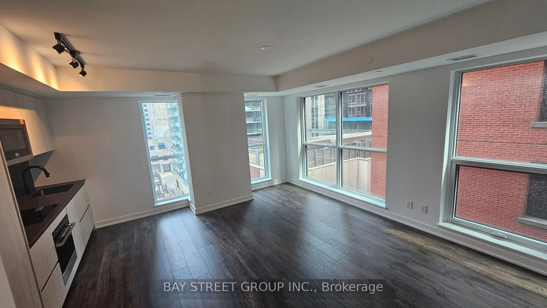 327 King Street W, #702