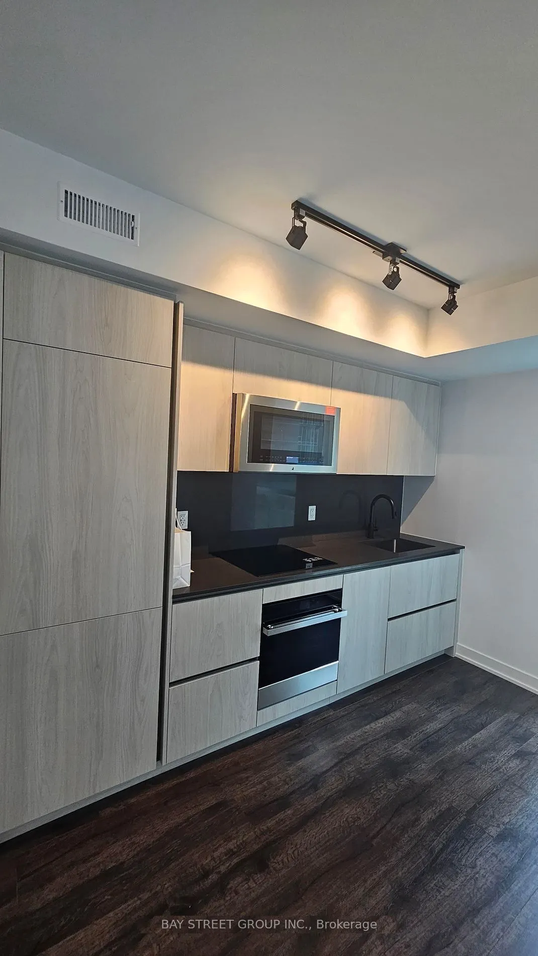 327 King Street W, #702