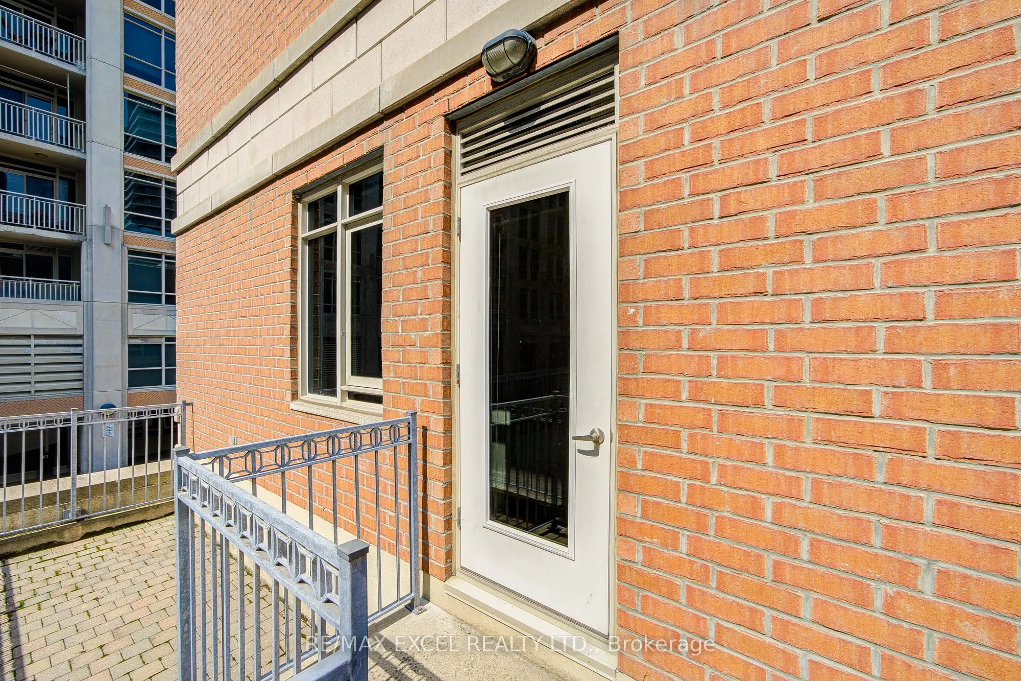 93 Sloping Sky Mews, #TH 1