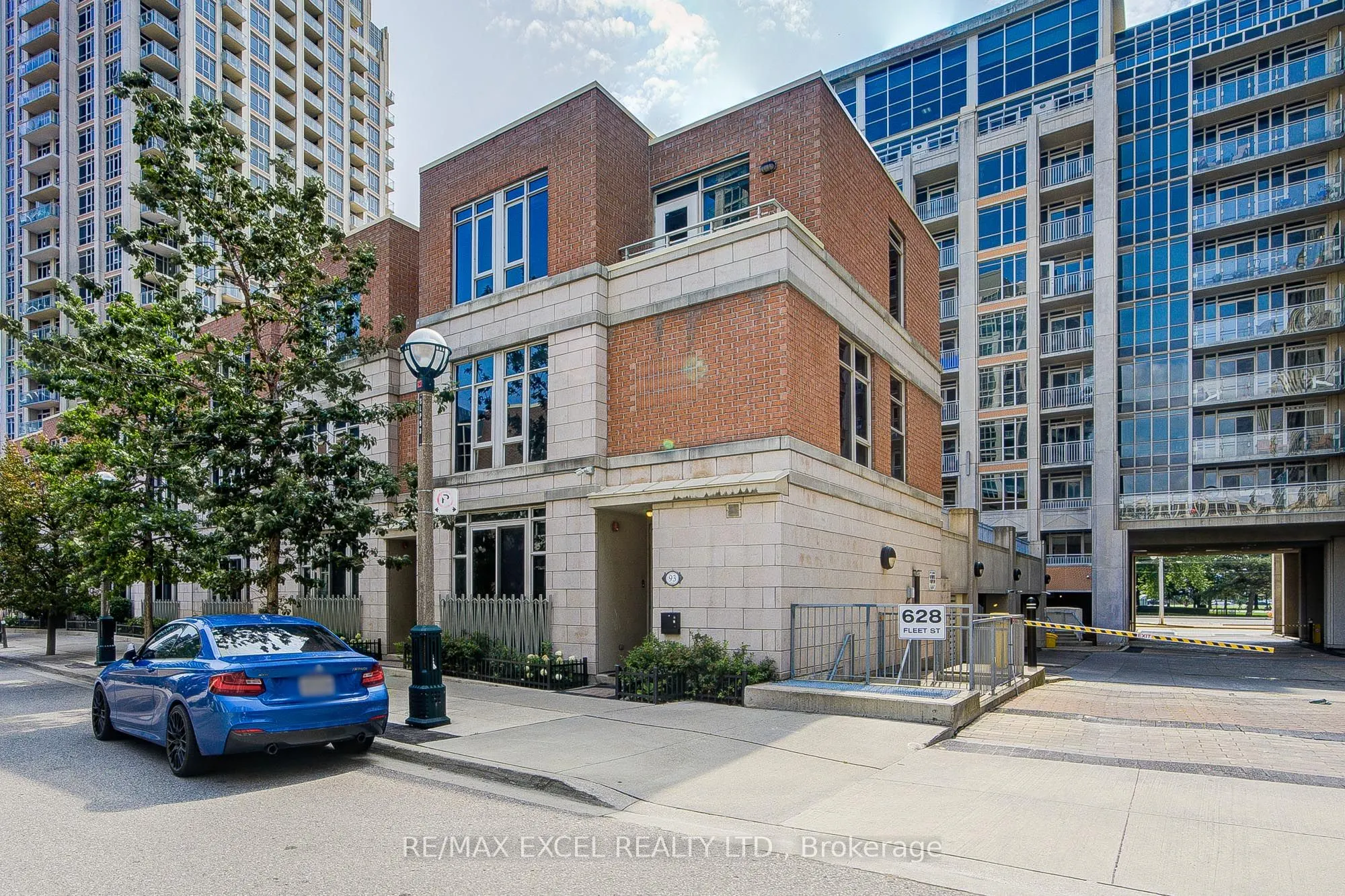 93 Sloping Sky Mews, #TH 1