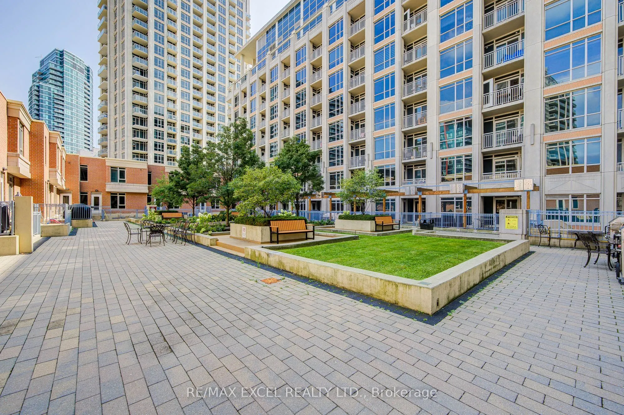 93 Sloping Sky Mews, #TH 1