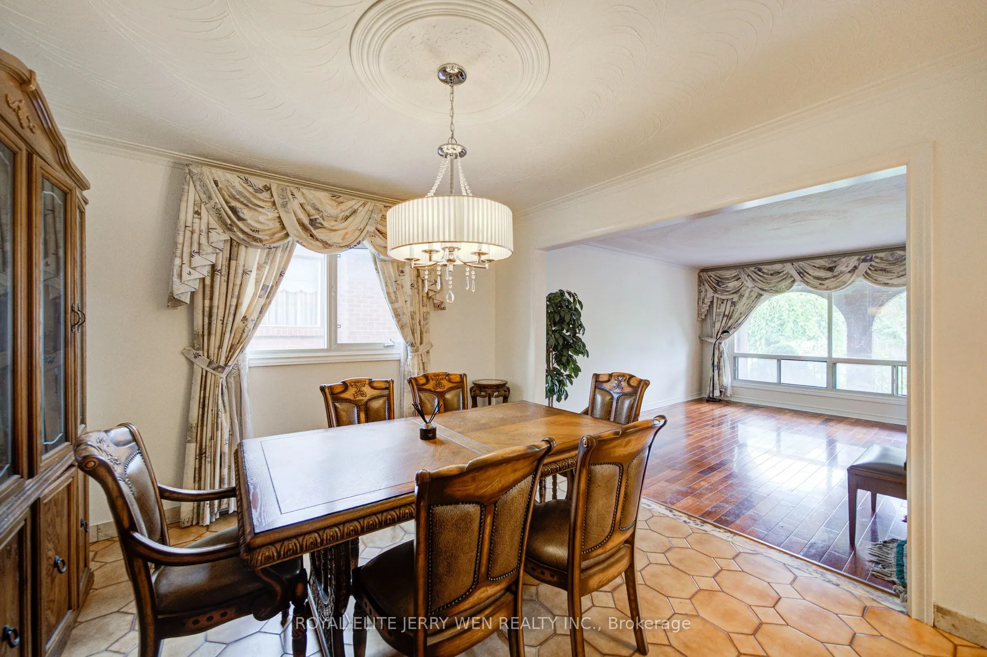 2908 Victoria Park Avenue