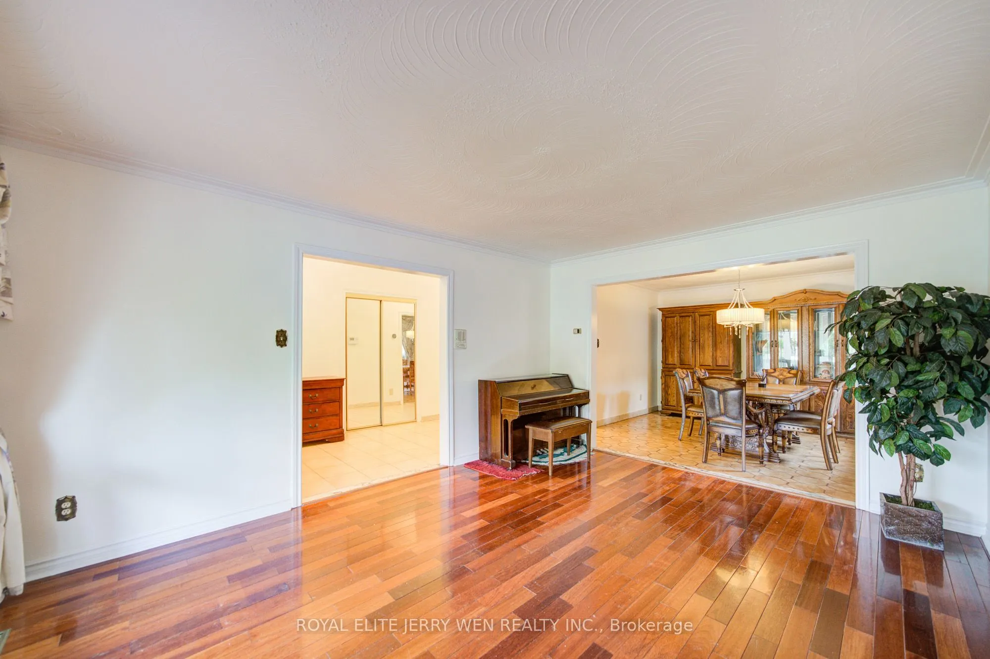 2908 Victoria Park Avenue