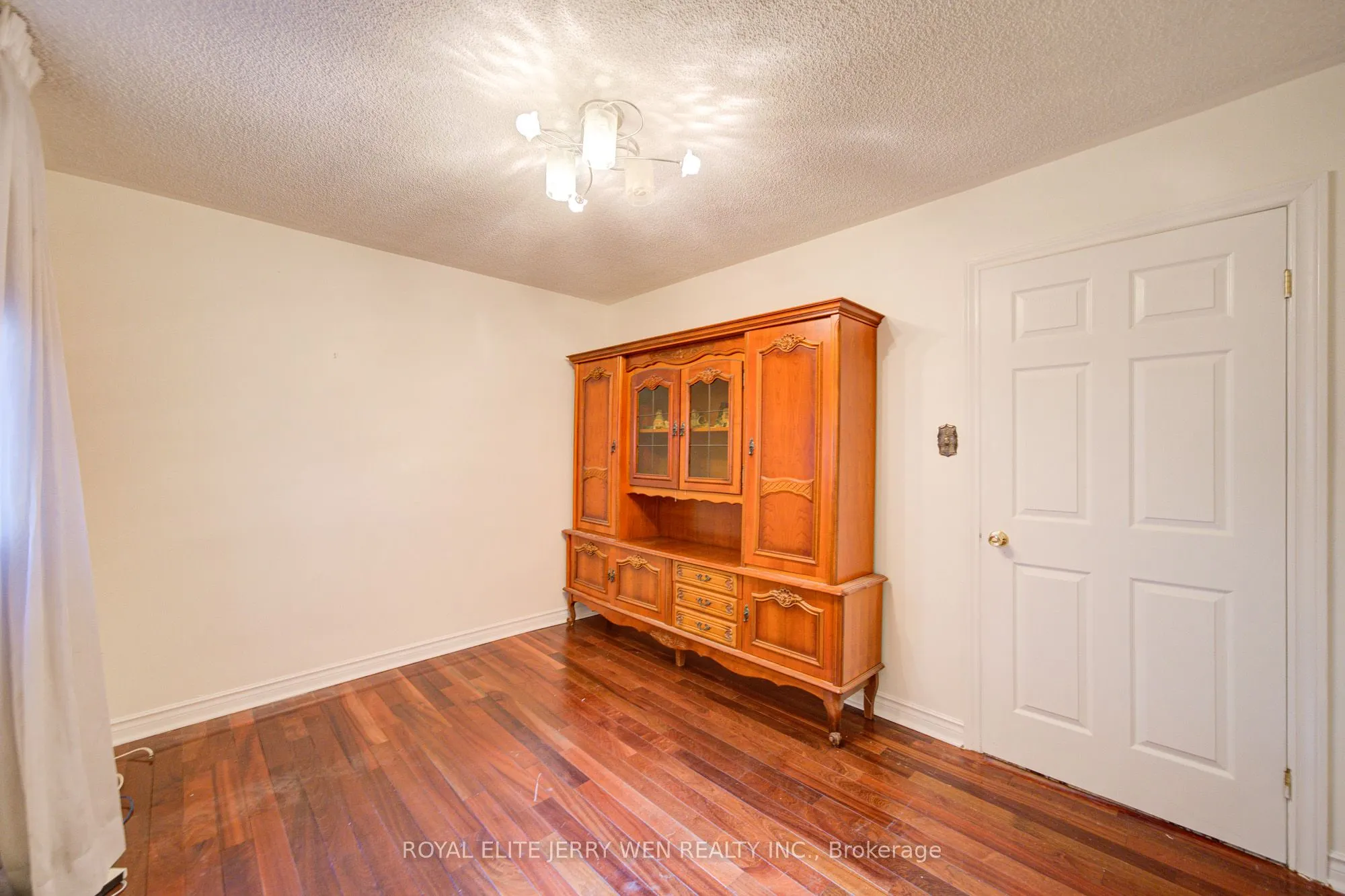 2908 Victoria Park Avenue
