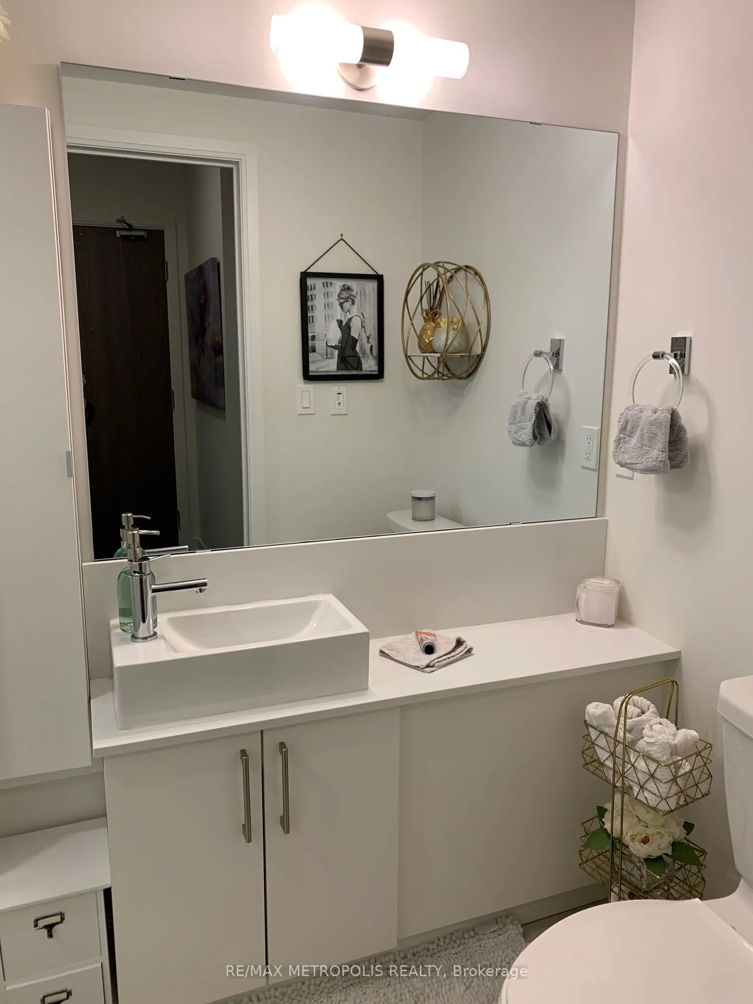 27 Bathurst Street, #721