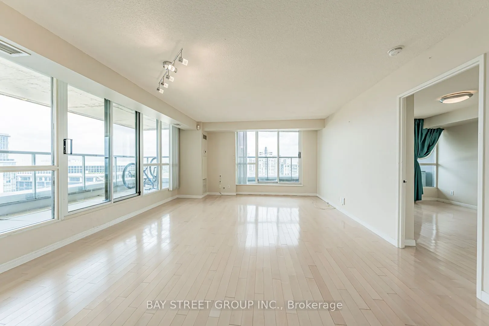 23 Hollywood Avenue, #3802