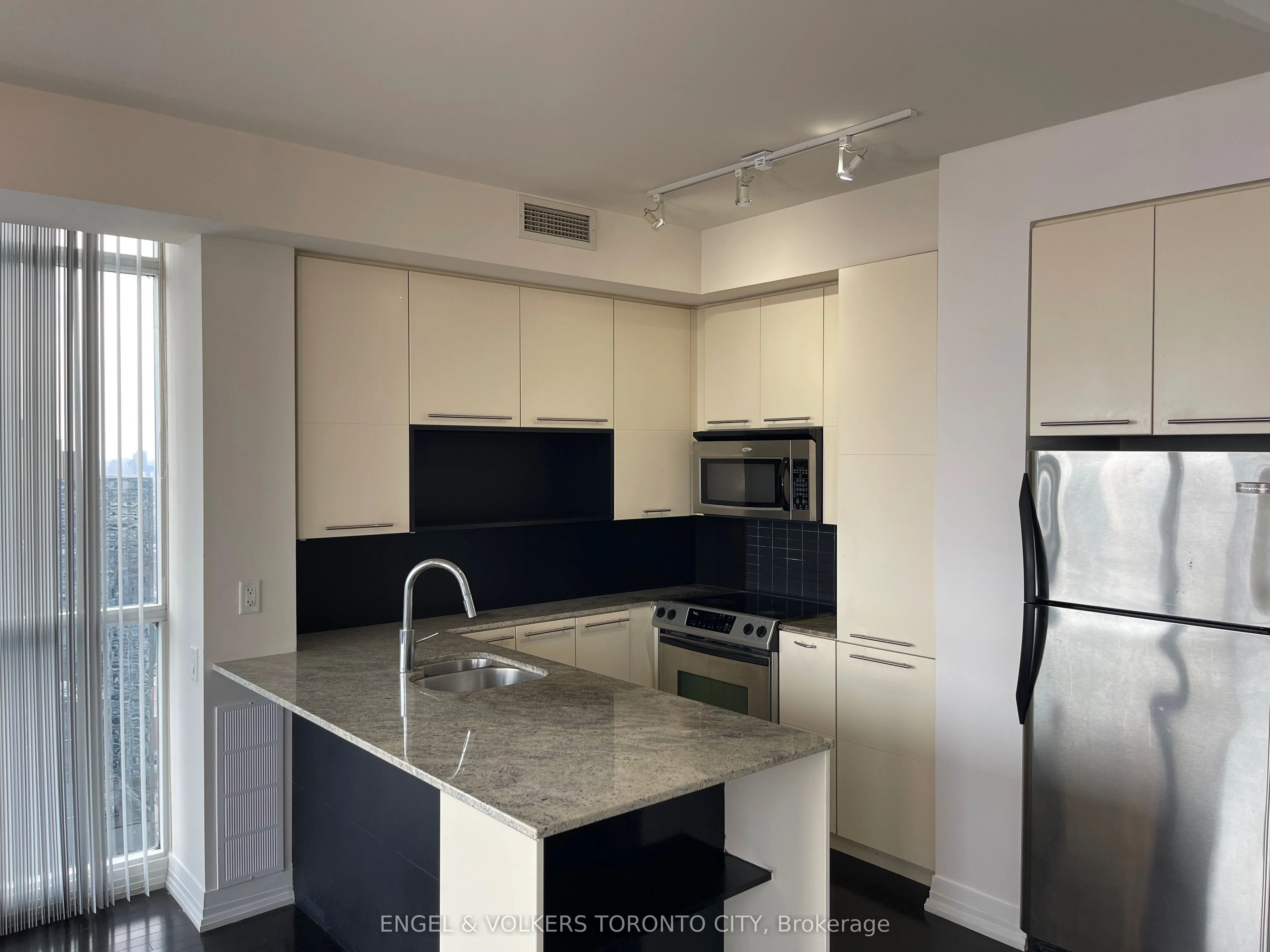21 Carlton Street, #4205