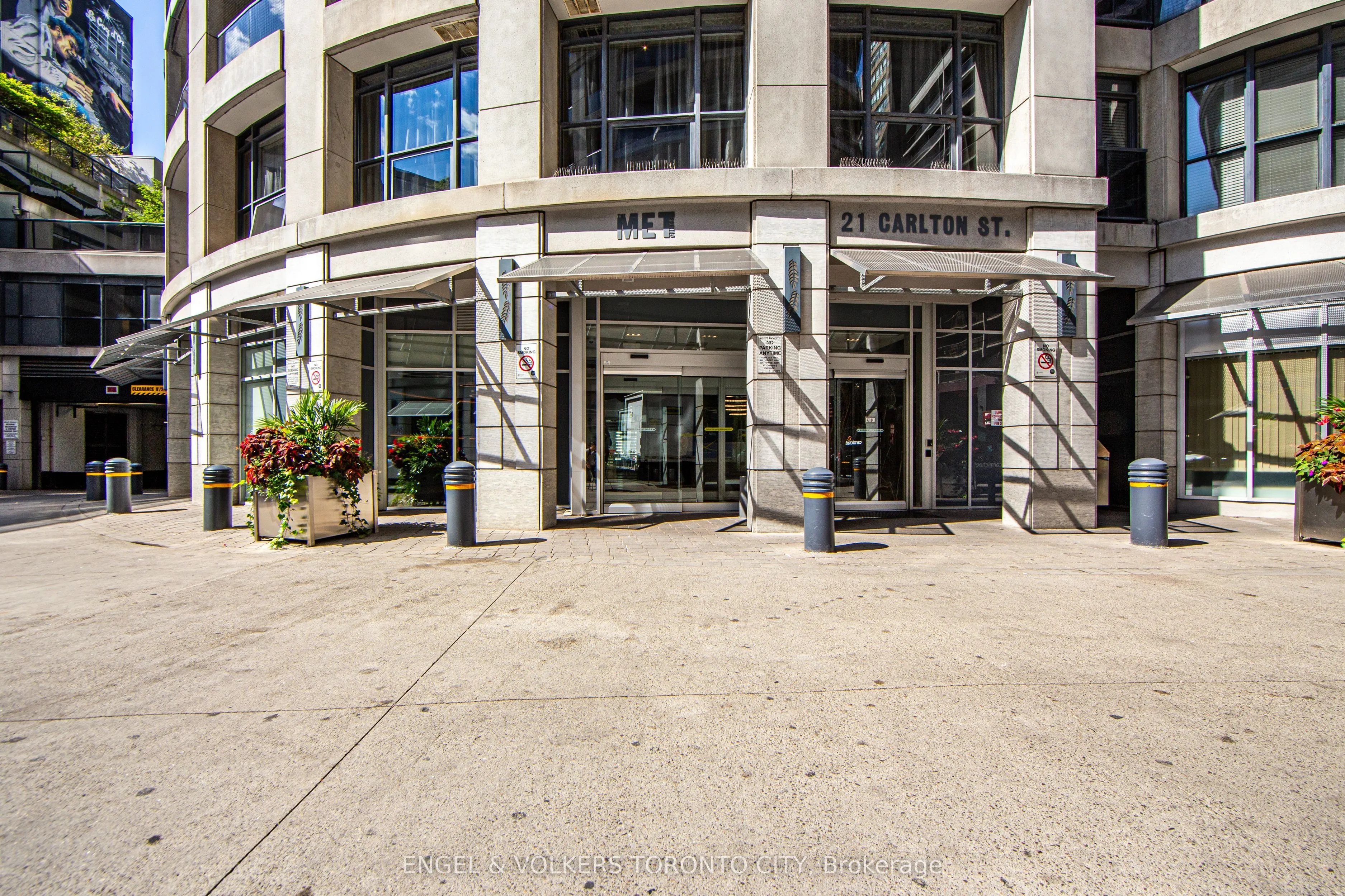 21 Carlton Street, #4205
