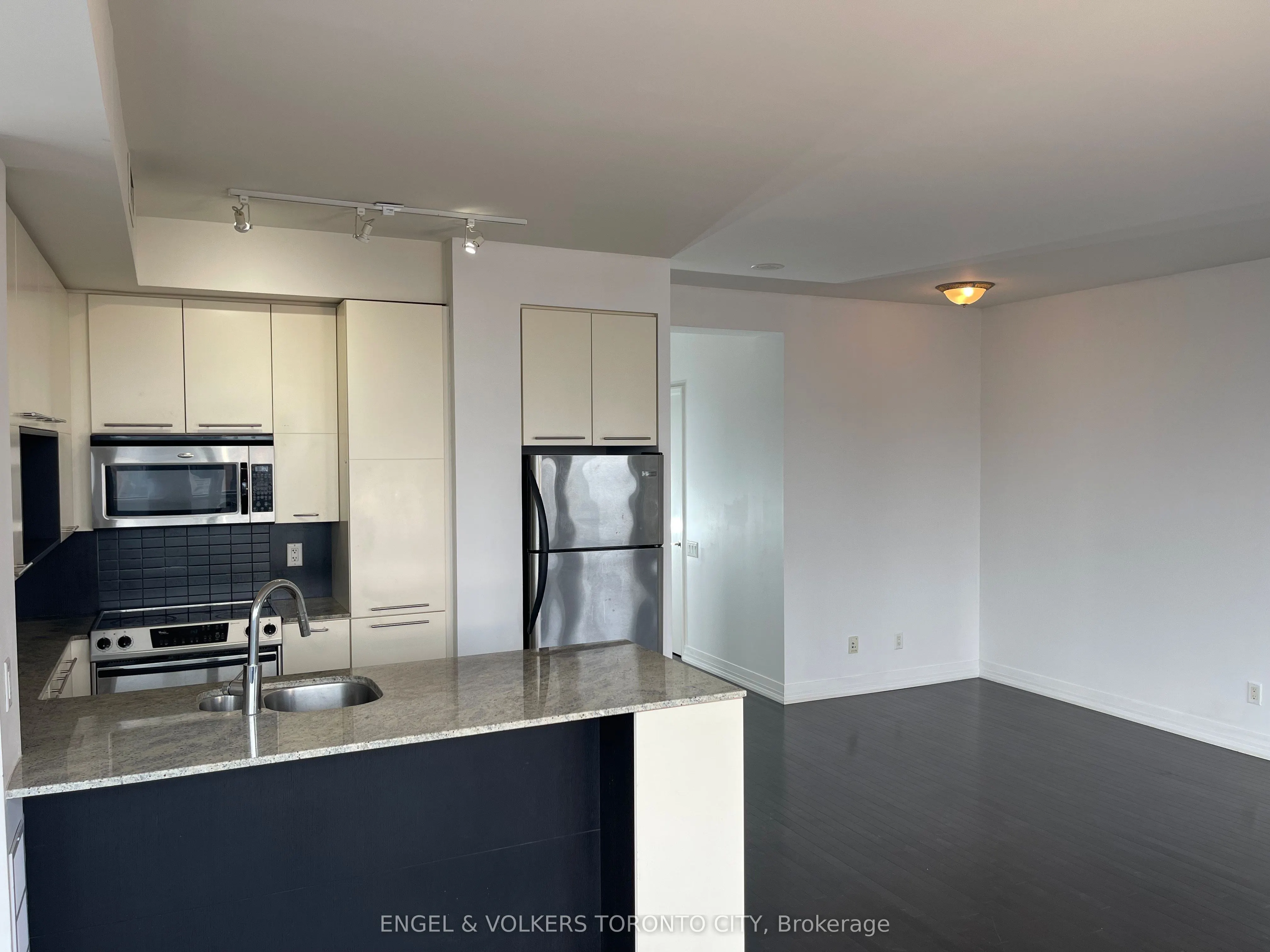 21 Carlton Street, #4205
