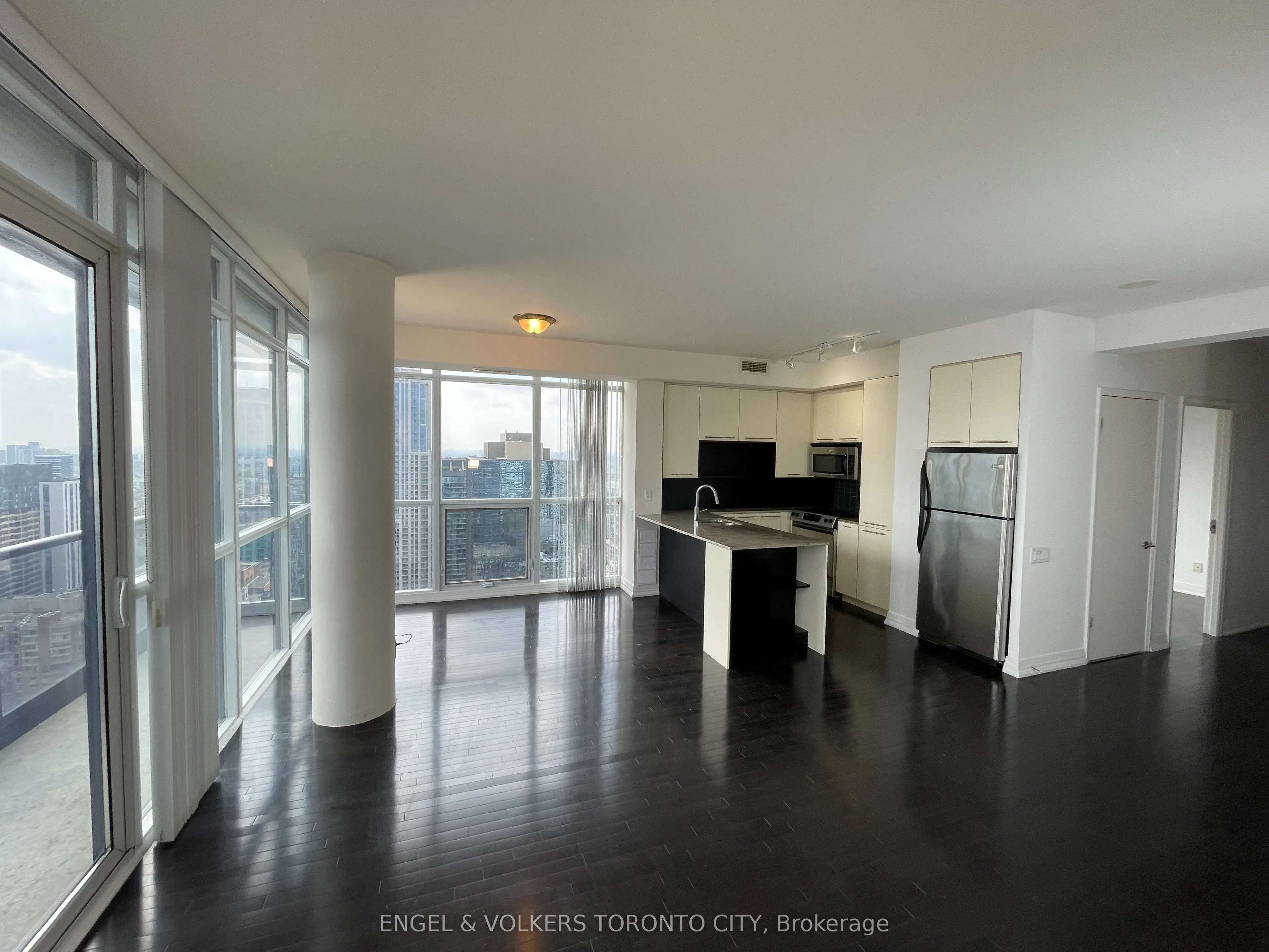 21 Carlton Street, #4205