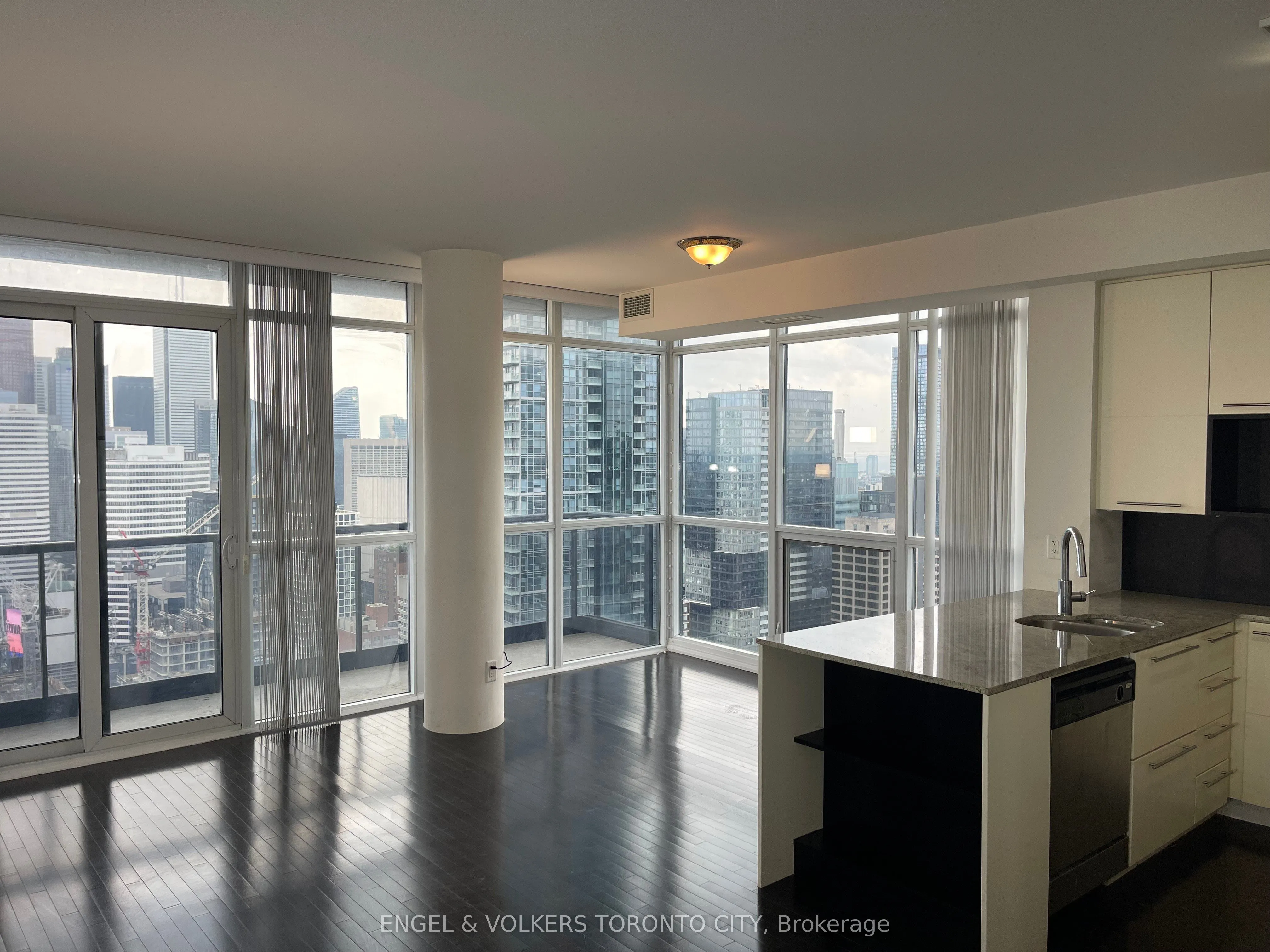 21 Carlton Street, #4205