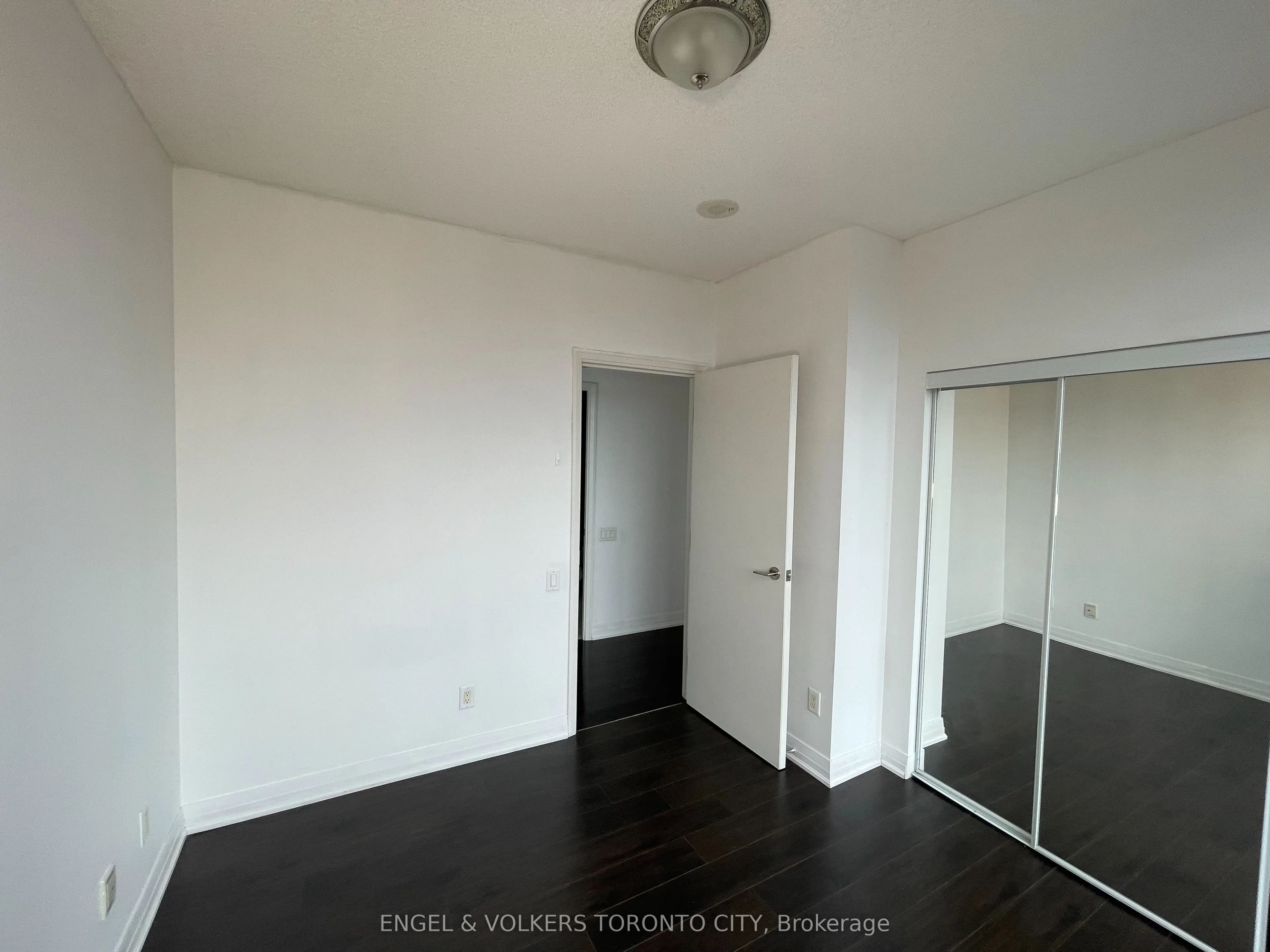21 Carlton Street, #4205