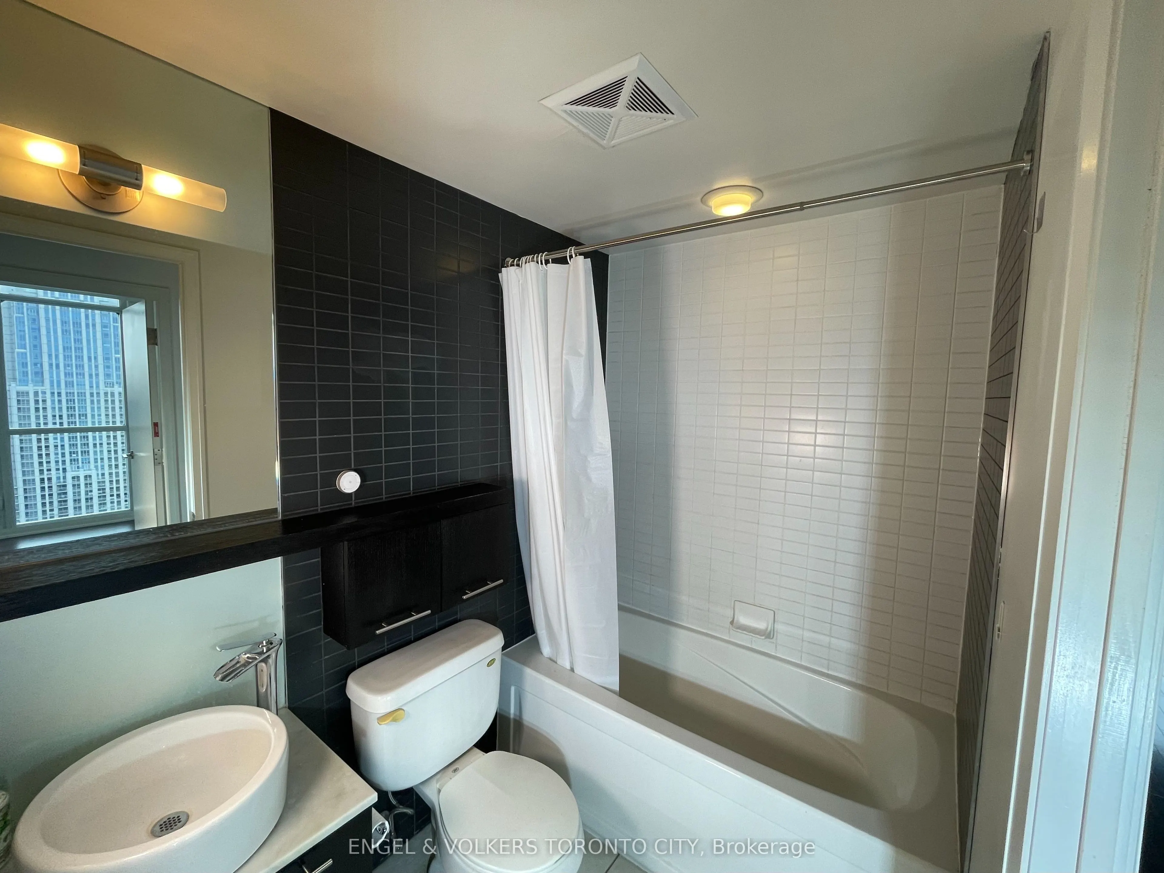 21 Carlton Street, #4205