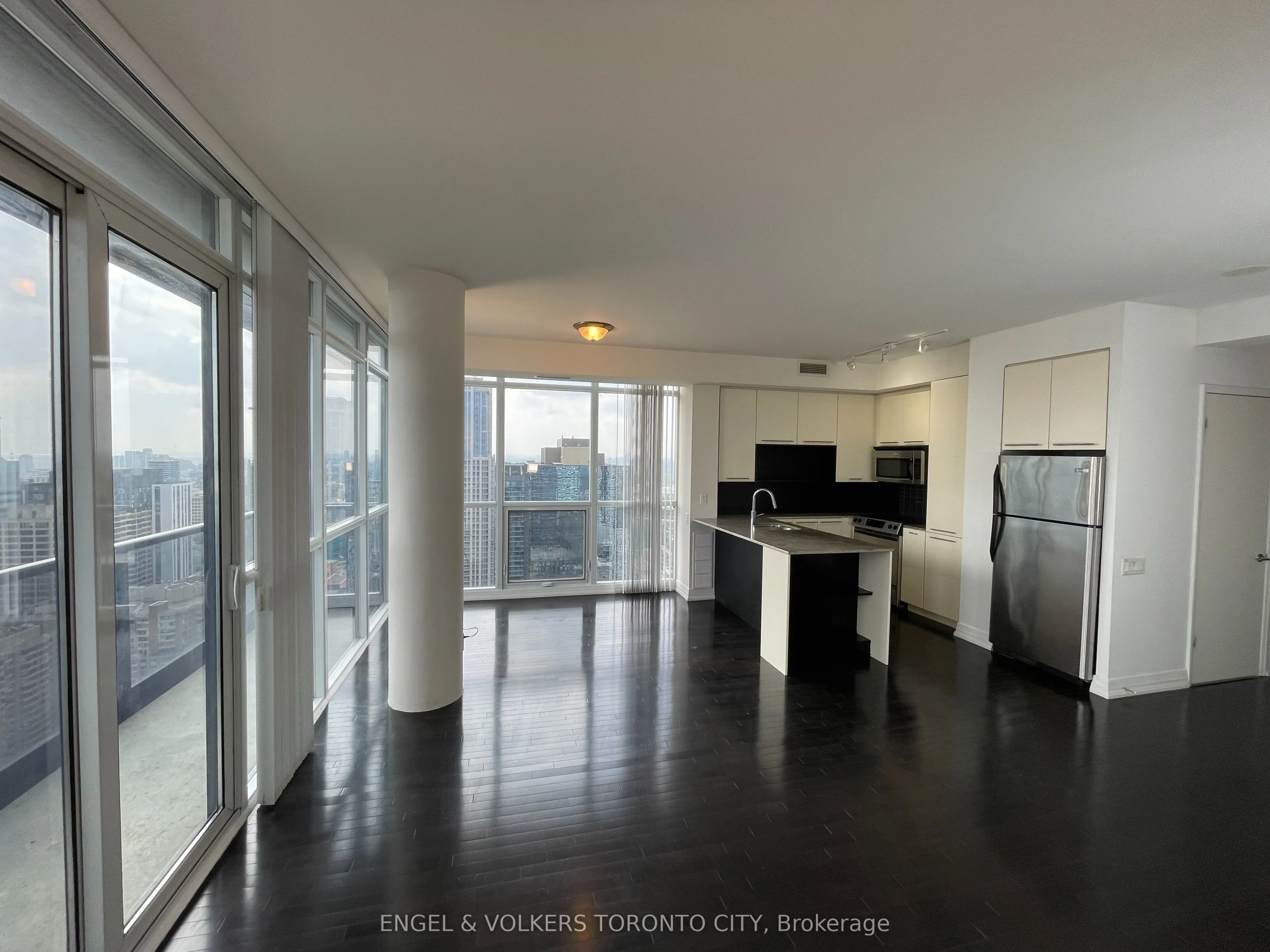 21 Carlton Street, #4205