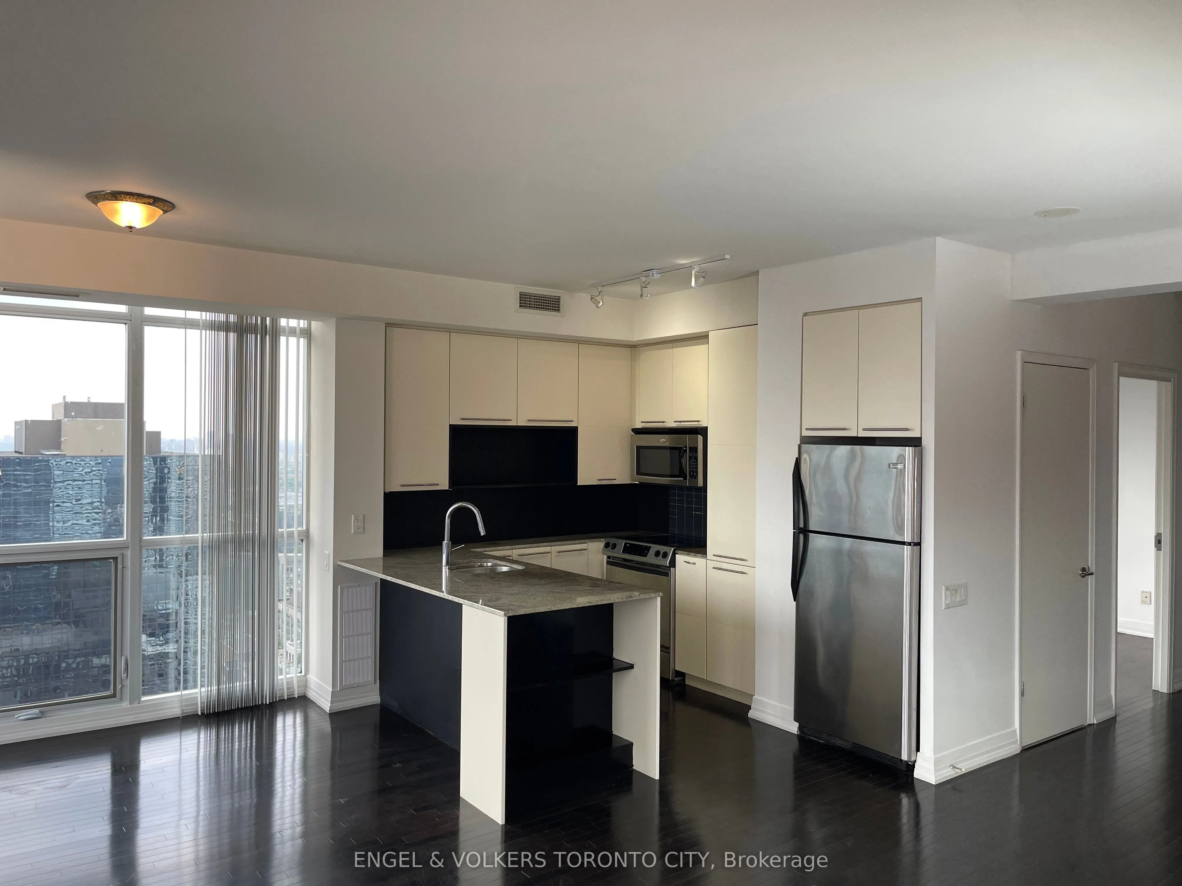 21 Carlton Street, #4205