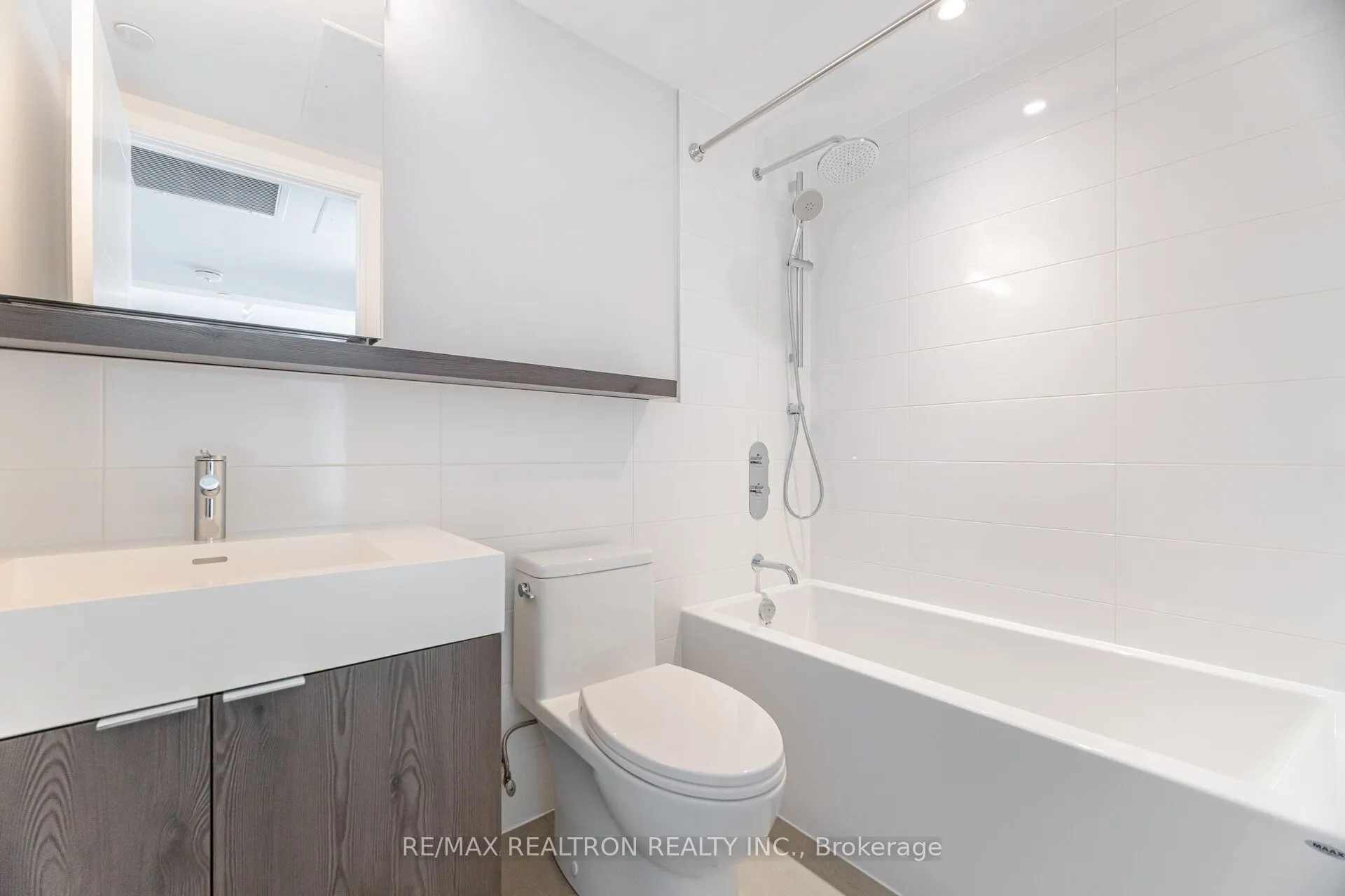 664 Spadina Avenue, #702