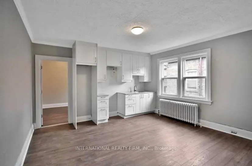 1094 College Street, #2