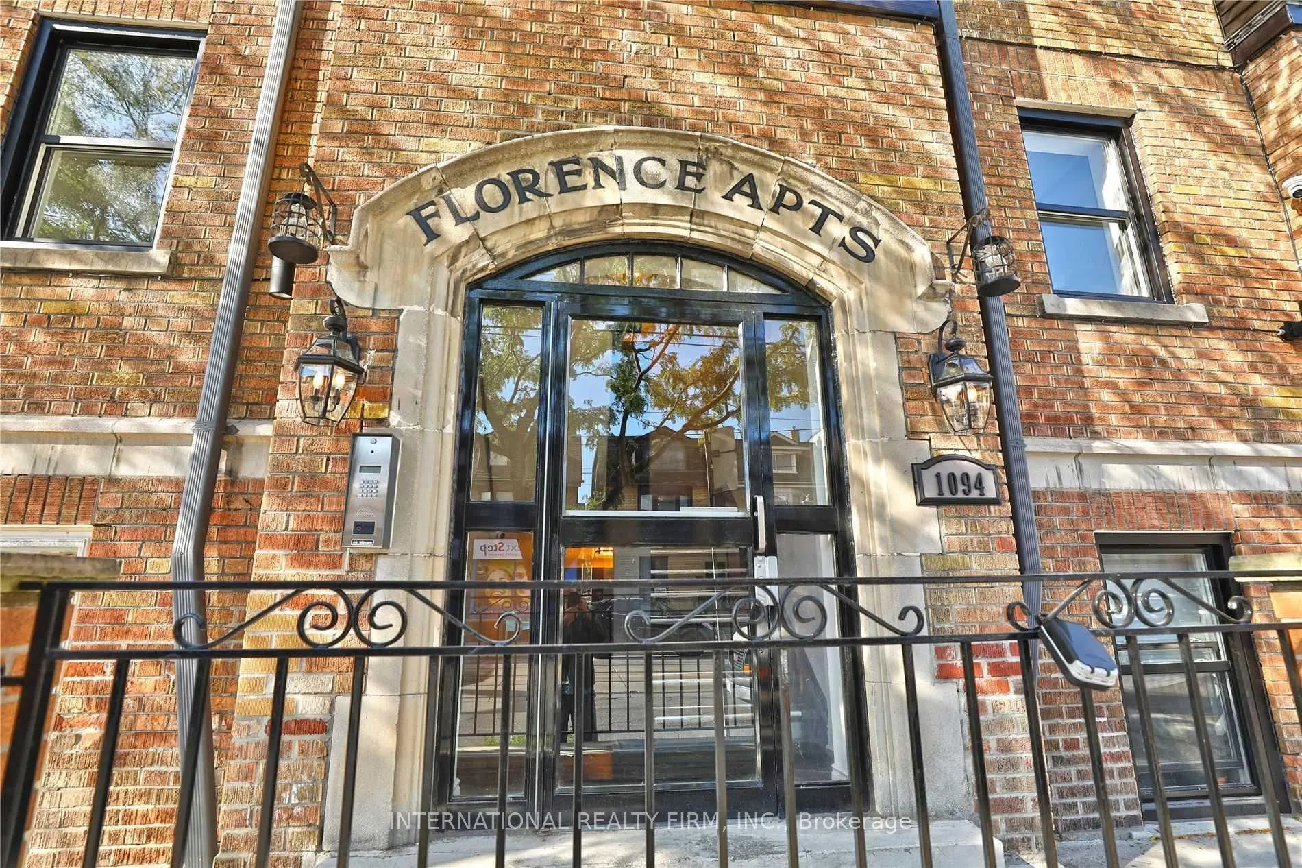 1094 College Street, #2